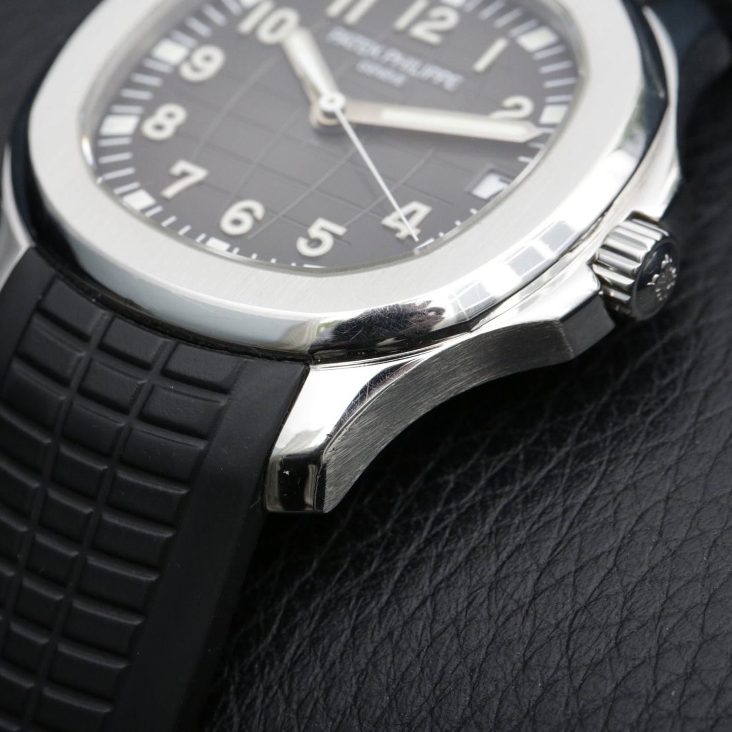 Patek Philippe Aquanaut 5165A-001 (2007) - Black dial 38 mm Steel case (3/7)