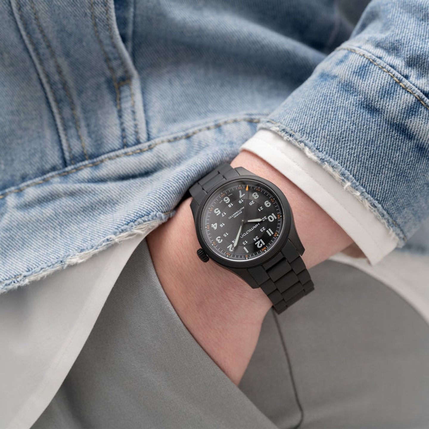 Hamilton Khaki Field H70665130 (2026) - Zwart wijzerplaat 42mm Titanium (2/6)