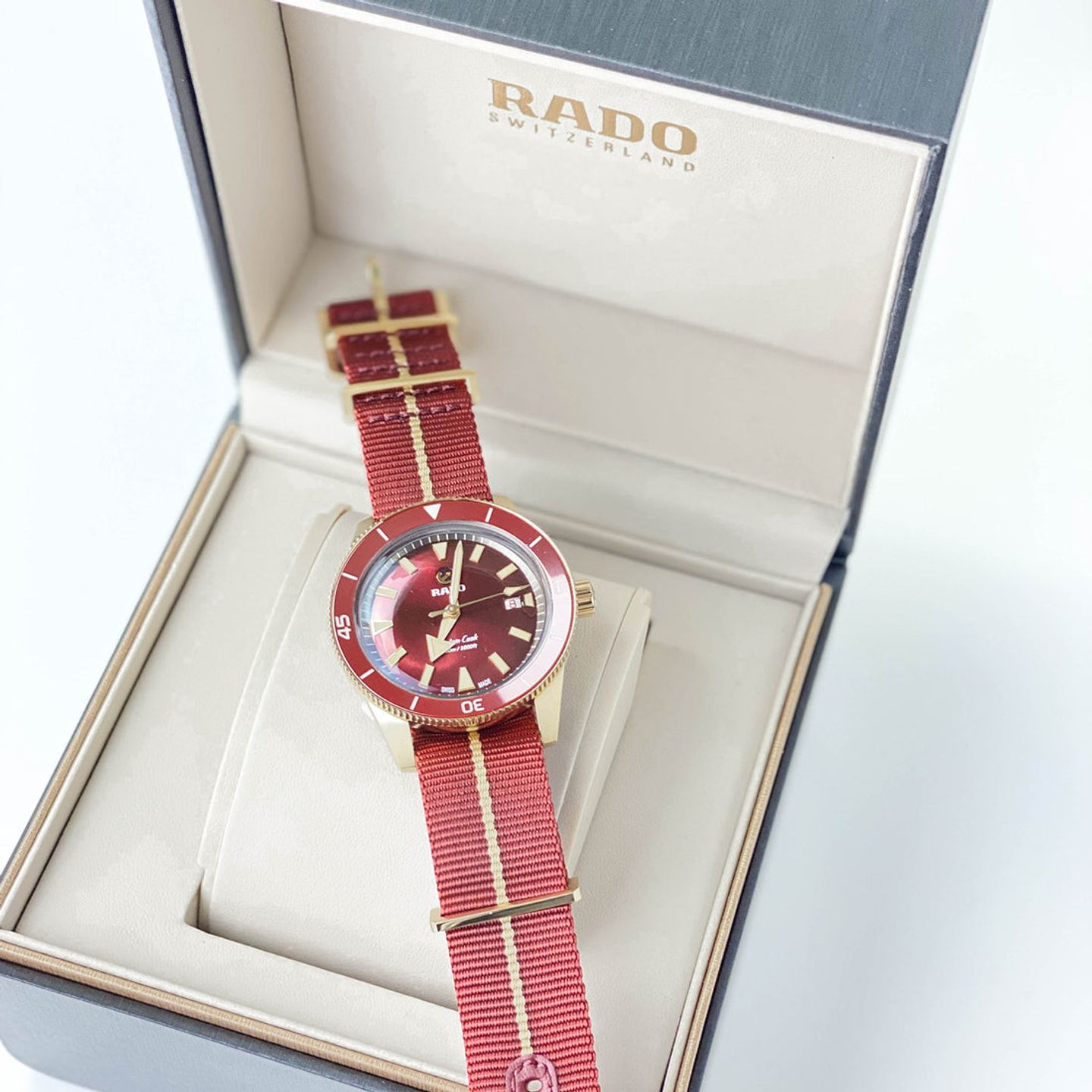 Rado HyperChrome Captain Cook R32504407 (2023) - Red dial 42 mm Bronze case (2/4)