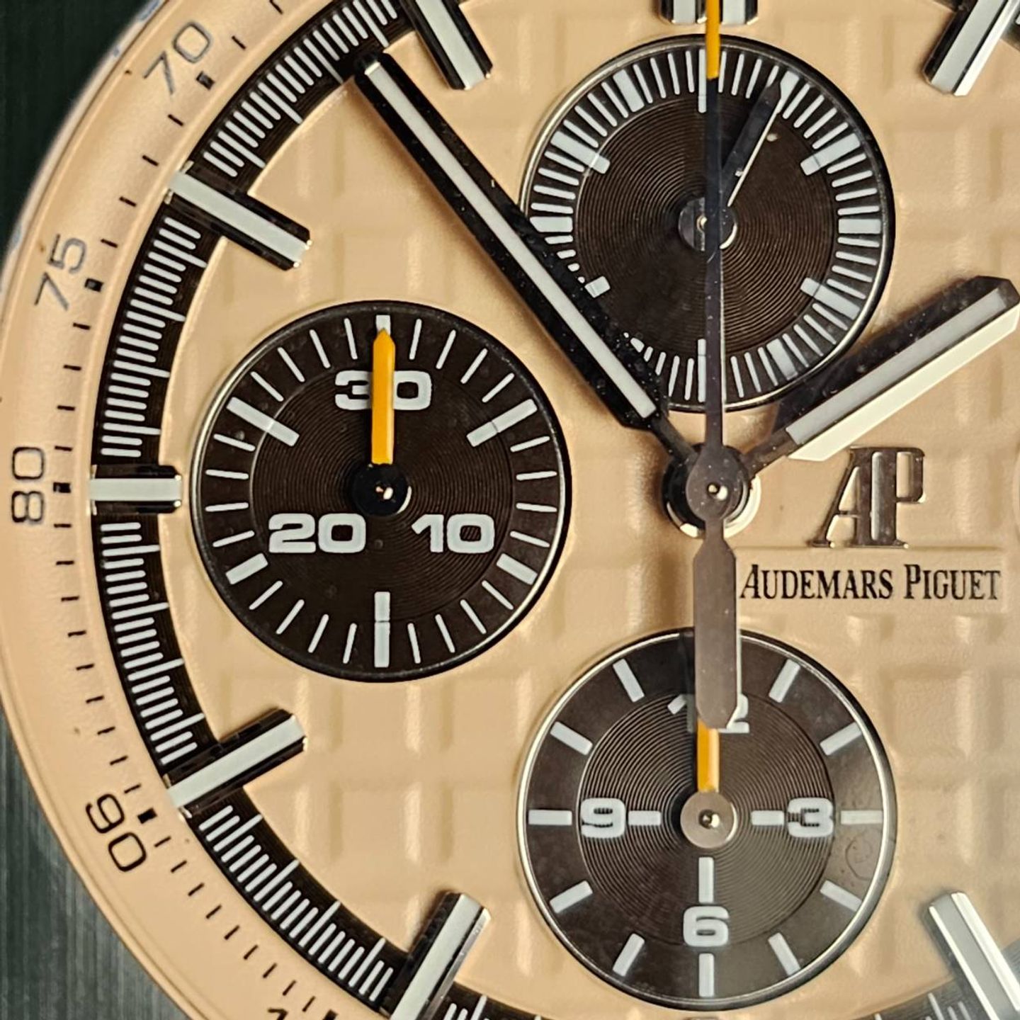 Audemars Piguet Royal Oak Offshore 26400SO.OO.A054CA.01 (2021) - Yellow dial 44 mm Steel case (3/5)