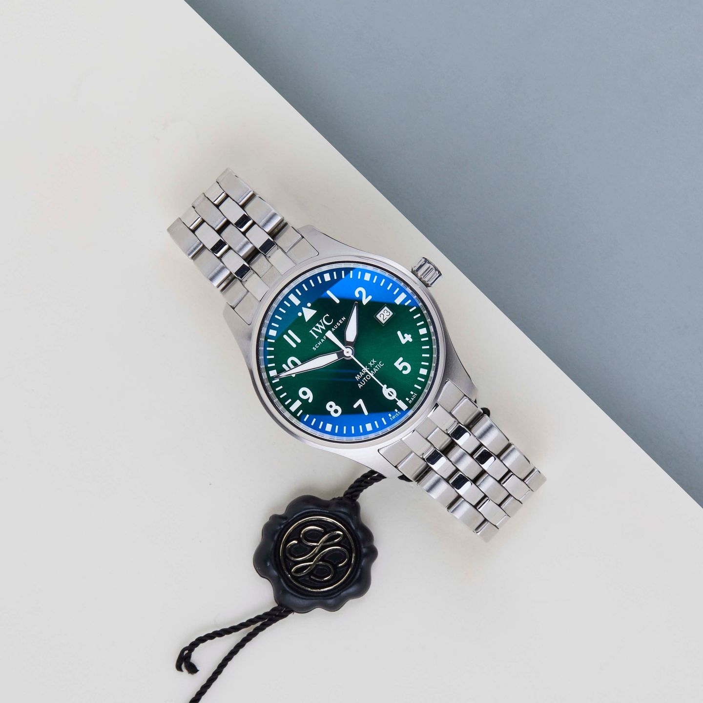 IWC Pilot Mark IW328206 (2025) - Green dial 40 mm Steel case (2/8)