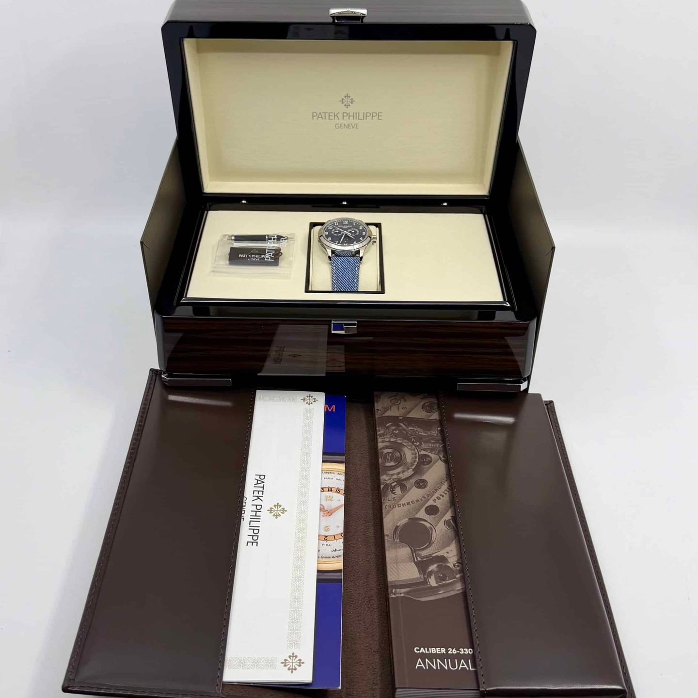 Patek Philippe Complications 4946G-001 (2026) - Blue dial 38 mm White Gold case (3/8)