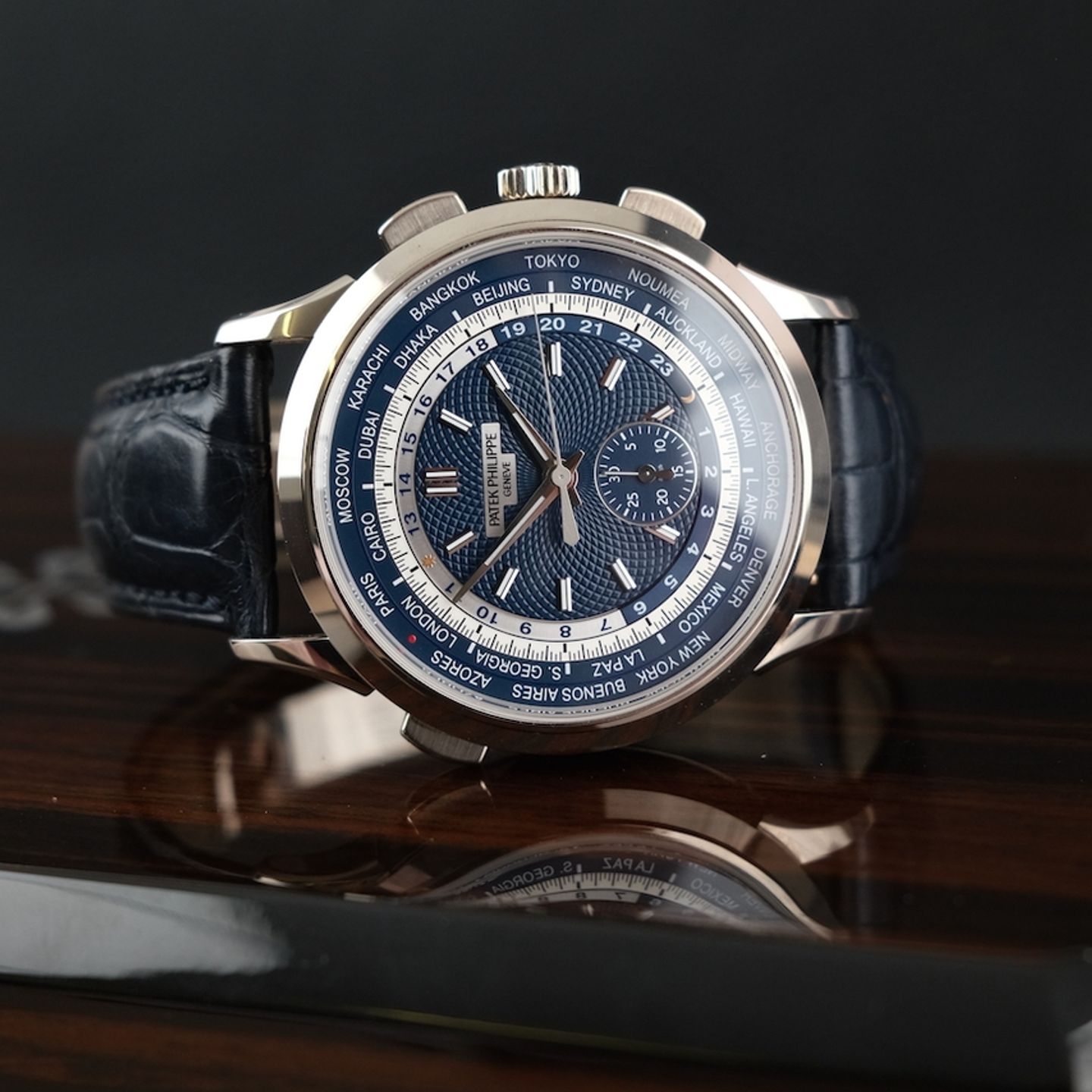 Patek Philippe World Time Chronograph 5930G-010 (2022) - Blue dial 40 mm White Gold case (5/8)