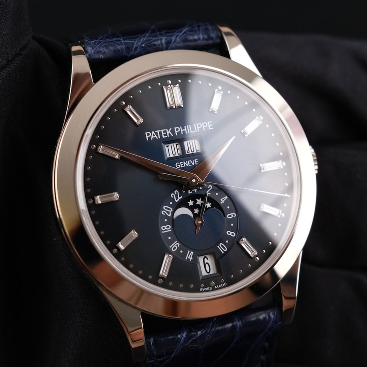 Patek Philippe Annual Calendar 5396G-017 (2024) - Blue dial 39 mm White Gold case (1/8)