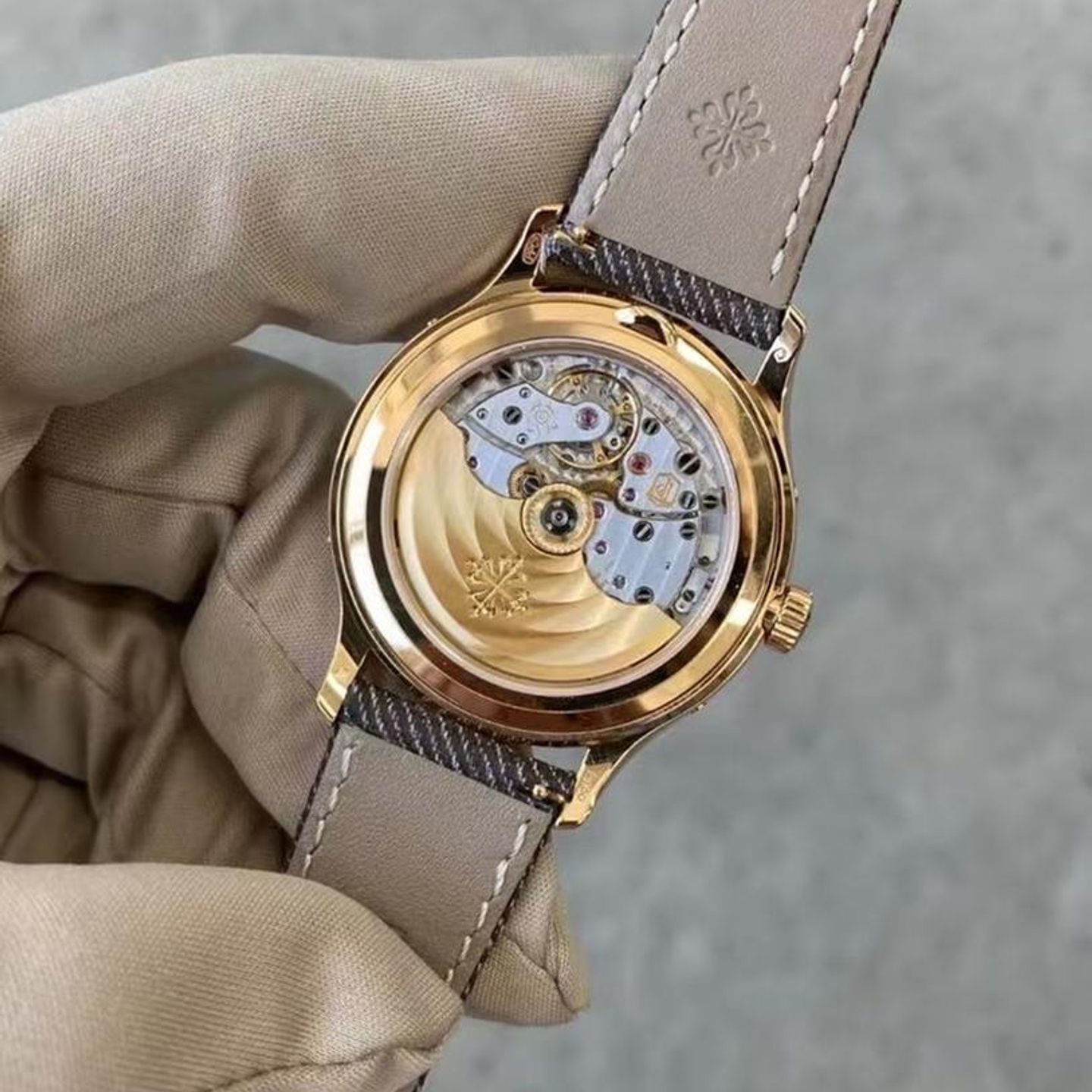 Patek Philippe Complications 4946R-001 (2025) - 38mm Roségoud (6/10)