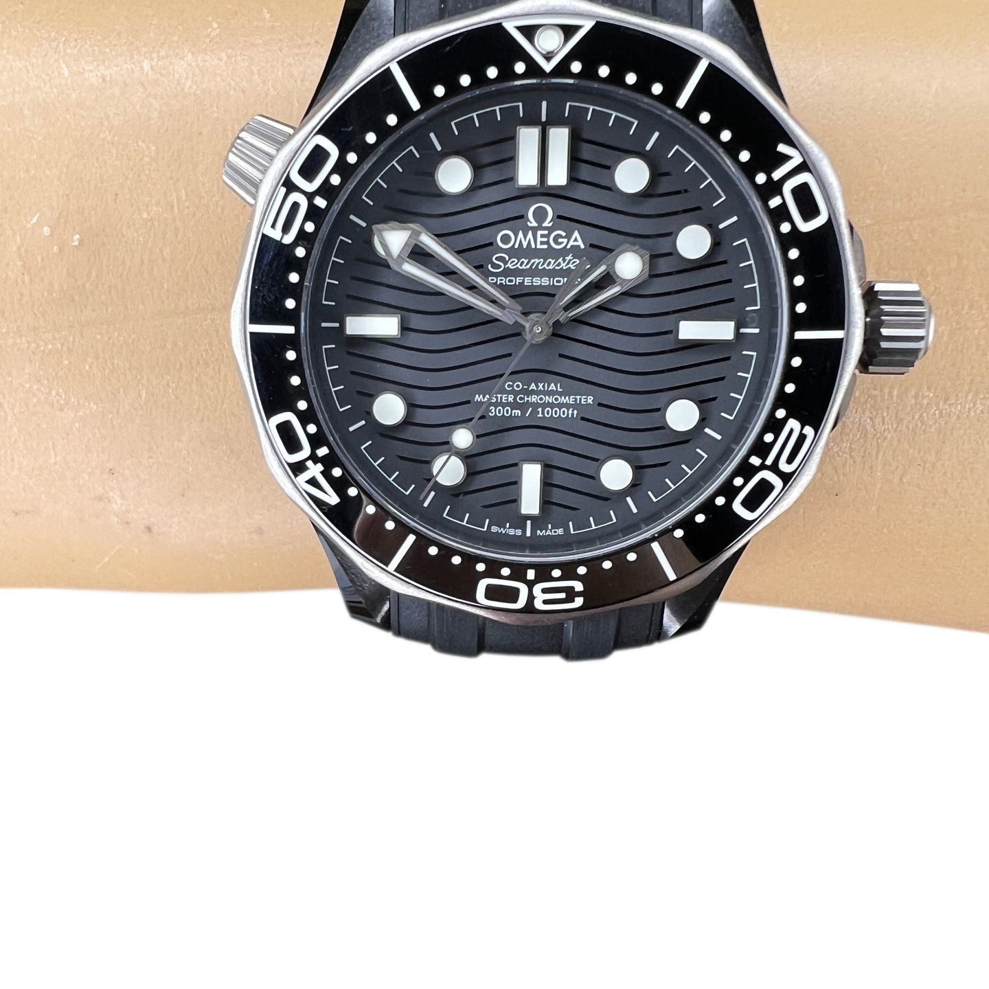 Omega Seamaster Diver 300 M 210.92.44.20.01.001 (2024) - Black dial 44 mm Ceramic case (2/8)