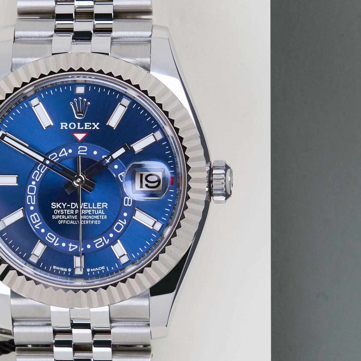 Rolex Sky-Dweller 336934 (2025) - 42 mm Gold/Steel case (5/8)