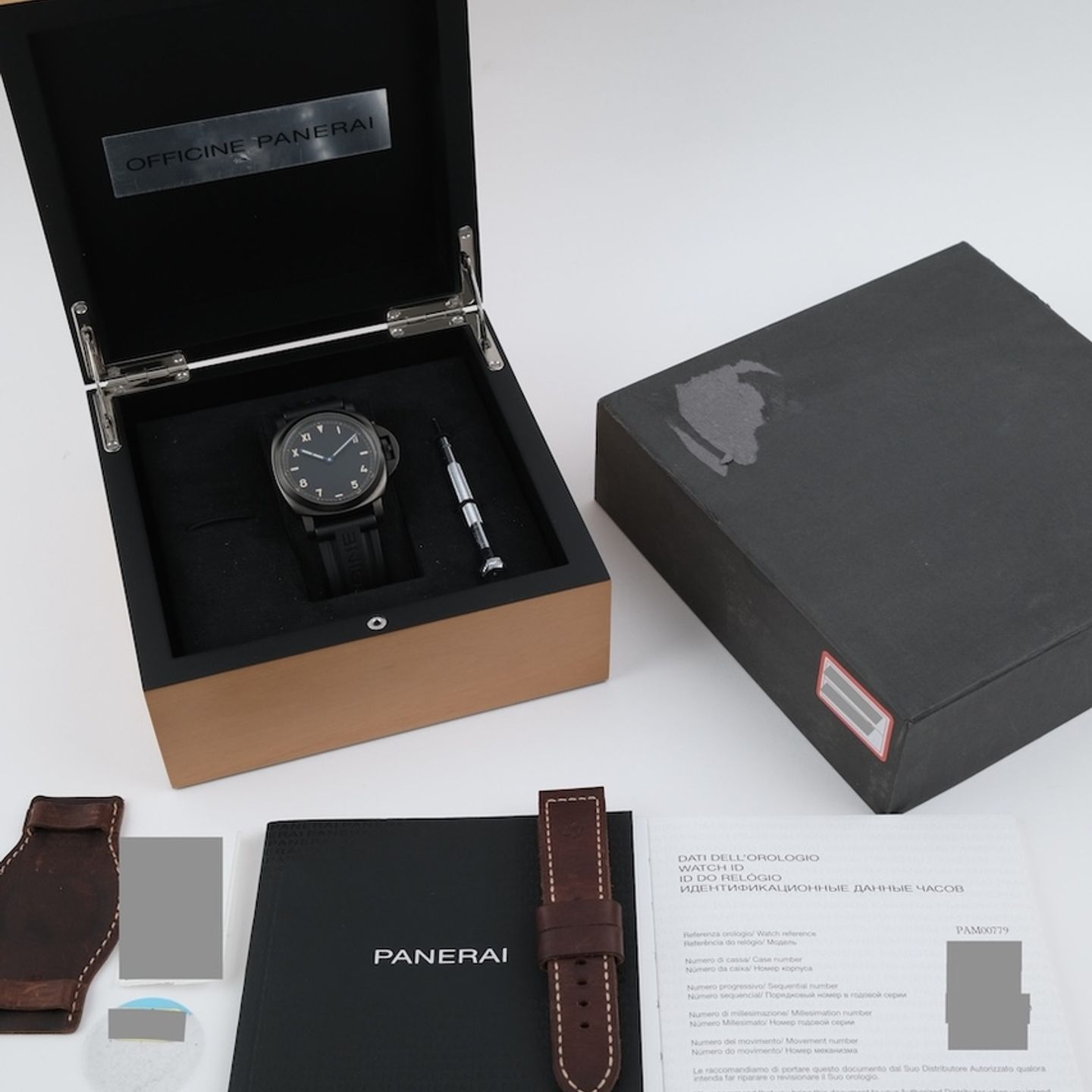 Panerai Luminor PAM00779 (2019) - Black dial 44 mm Titanium case (8/8)