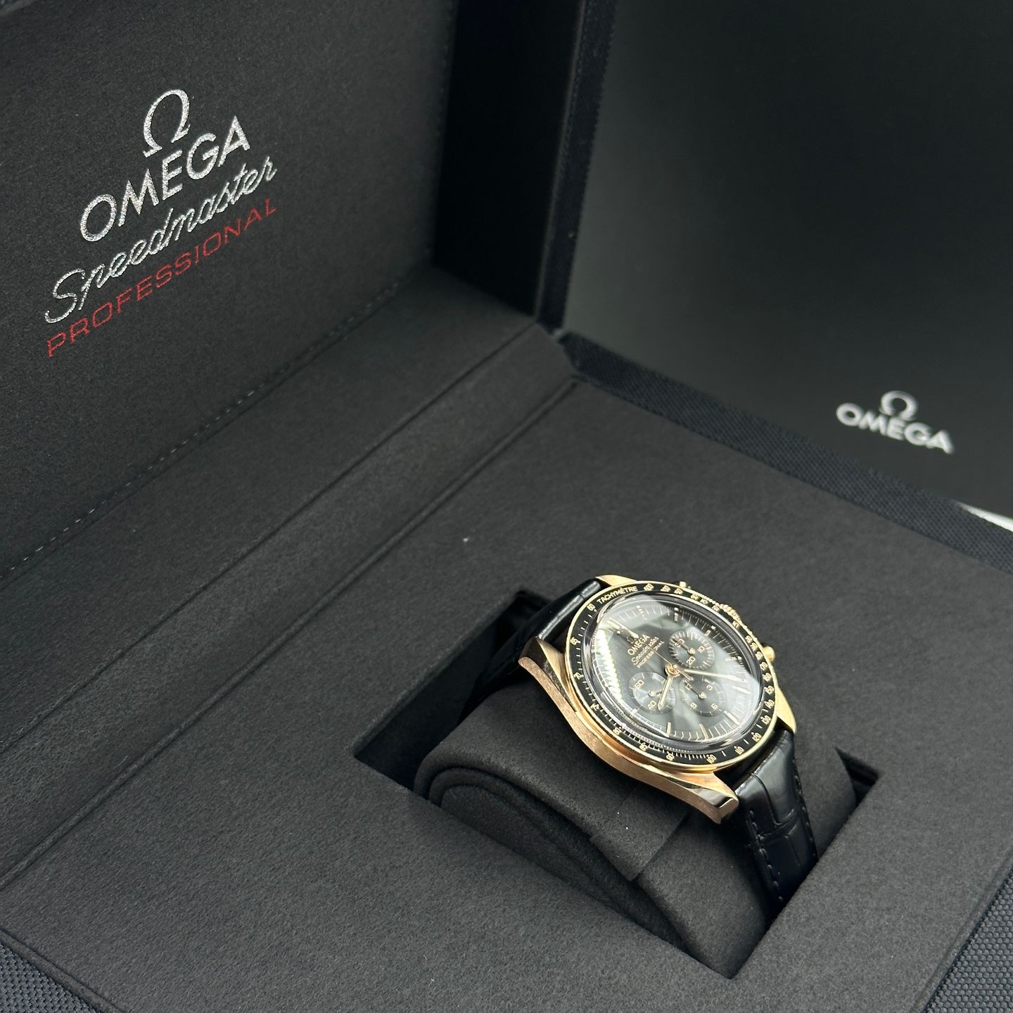 Omega Speedmaster Professional Moonwatch 310.63.42.50.01.001 (2024) - Black dial 42 mm Rose Gold case (2/8)