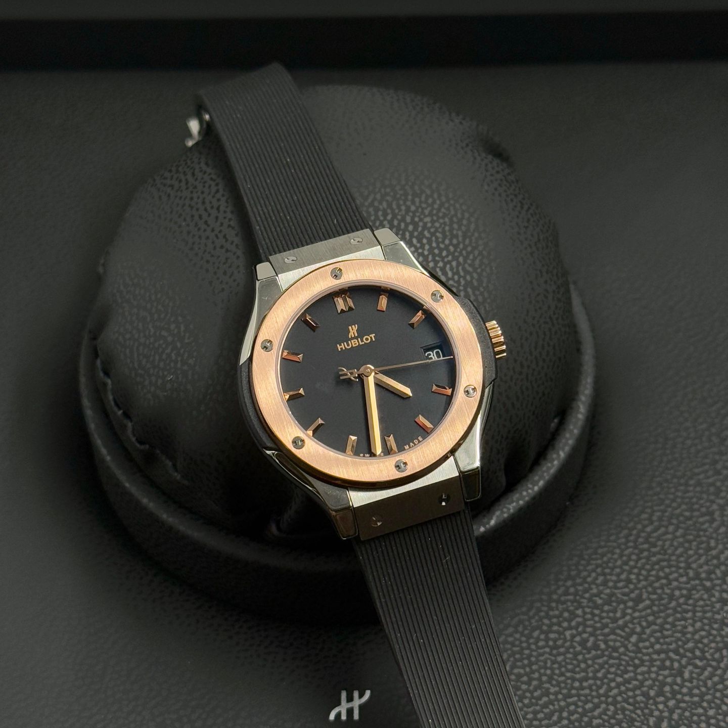 Hublot Classic Fusion Quartz 581.NO.1181.RX (2023) - Black dial 33 mm Titanium case (5/7)