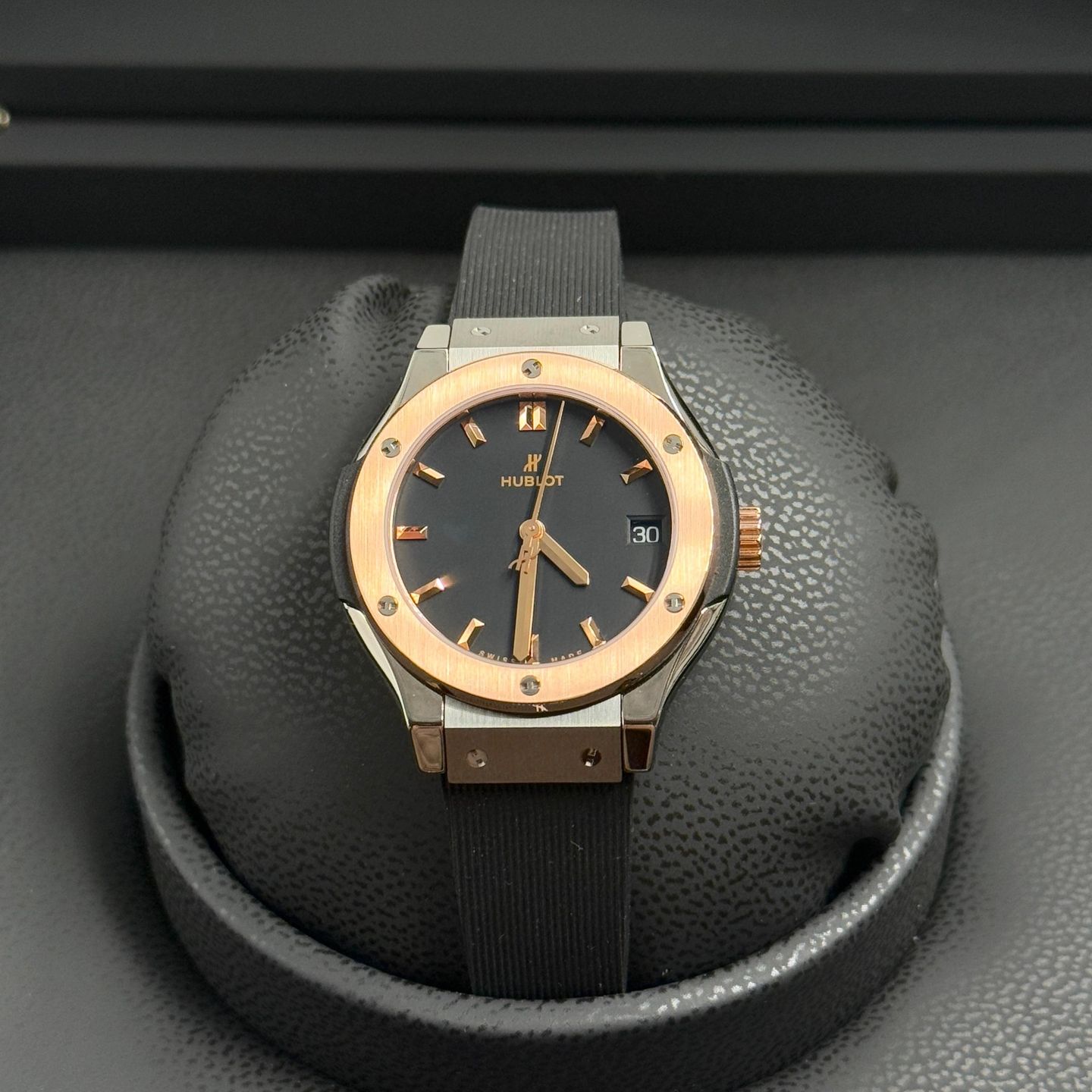 Hublot Classic Fusion Quartz 581.NO.1181.RX (2023) - Black dial 33 mm Titanium case (1/7)