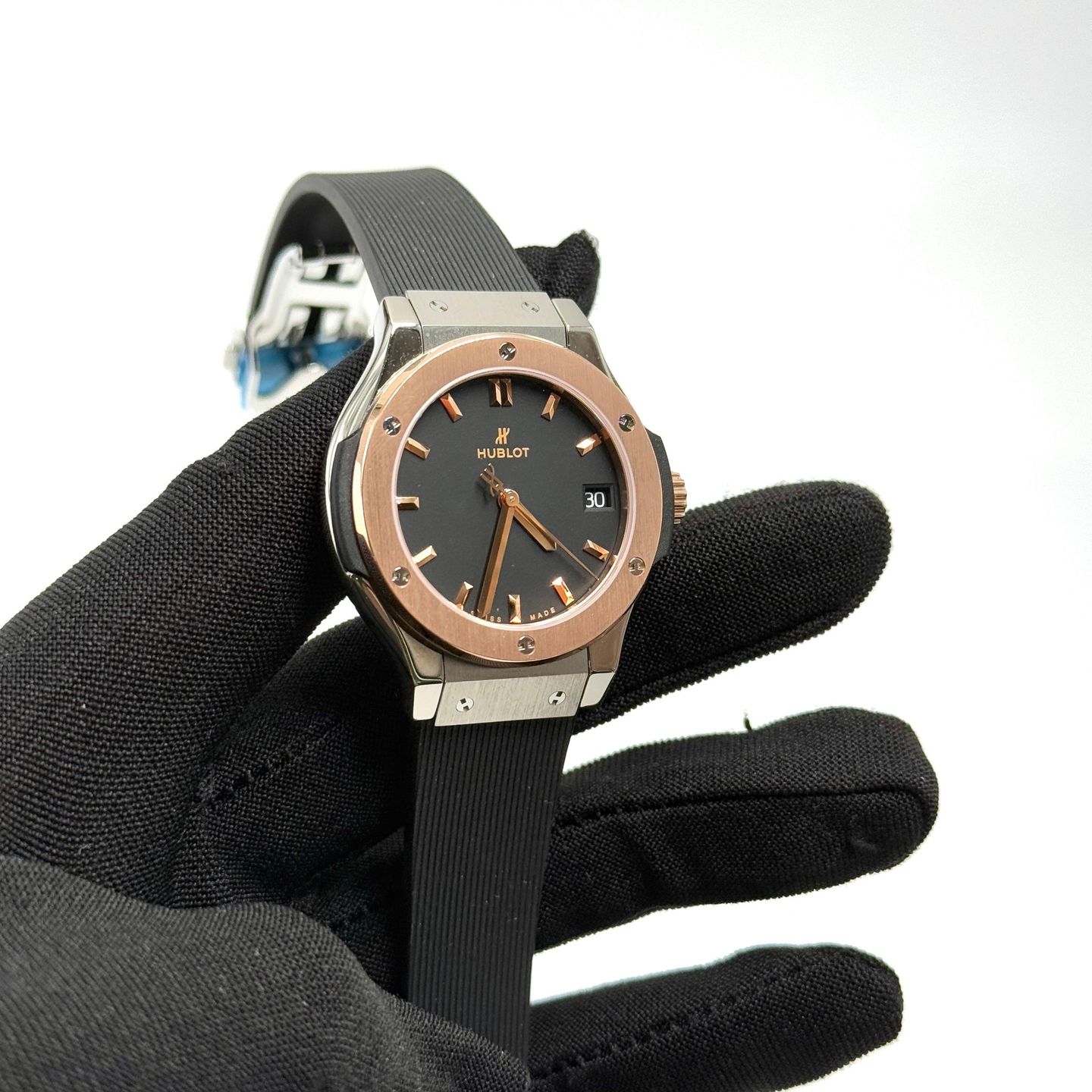 Hublot Classic Fusion Quartz 581.NO.1181.RX (2023) - Black dial 33 mm Titanium case (2/7)