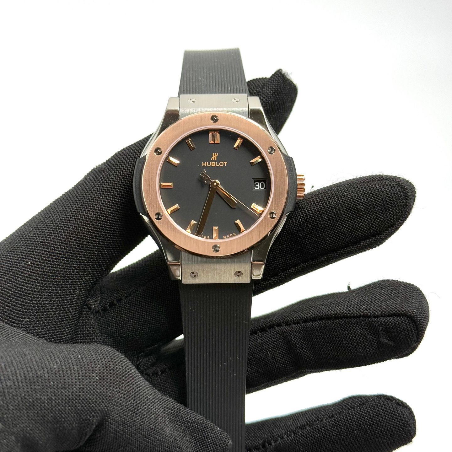 Hublot Classic Fusion Quartz 581.NO.1181.RX (2023) - Black dial 33 mm Titanium case (3/7)