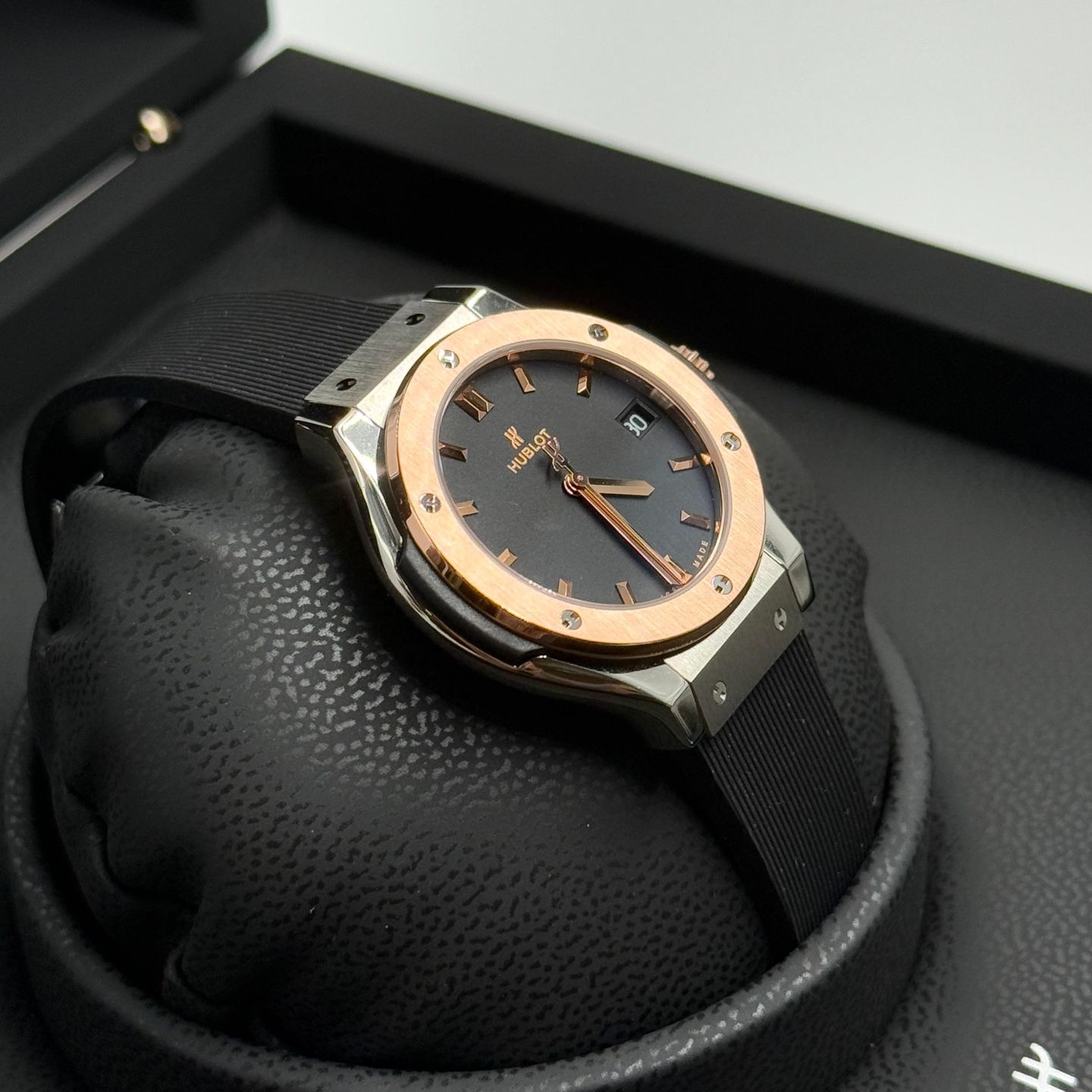 Hublot Classic Fusion Quartz 581.NO.1181.RX (2023) - Black dial 33 mm Titanium case (4/7)