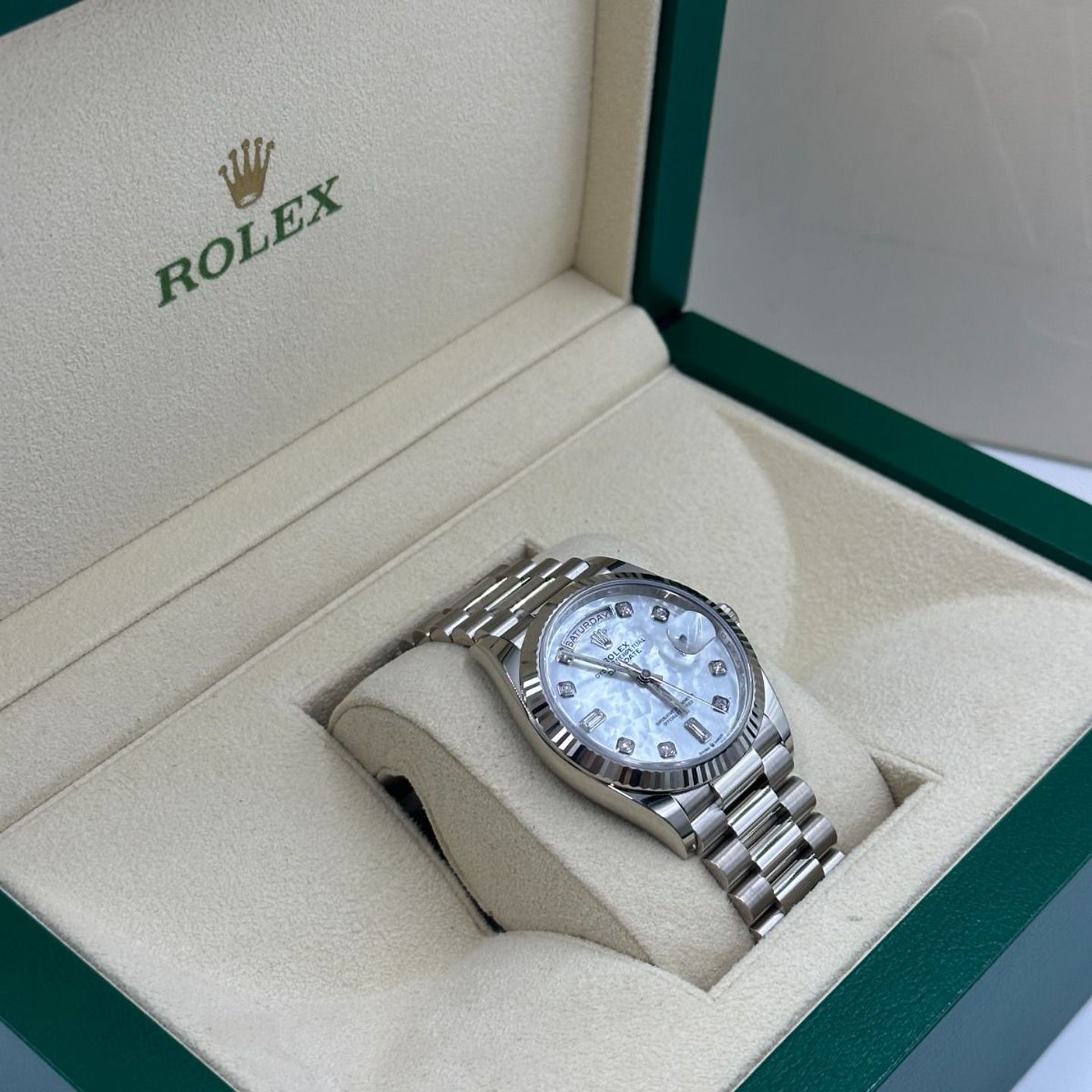 Rolex Day-Date 36 128239 (2024) - Parelmoer wijzerplaat 36mm Witgoud (3/8)