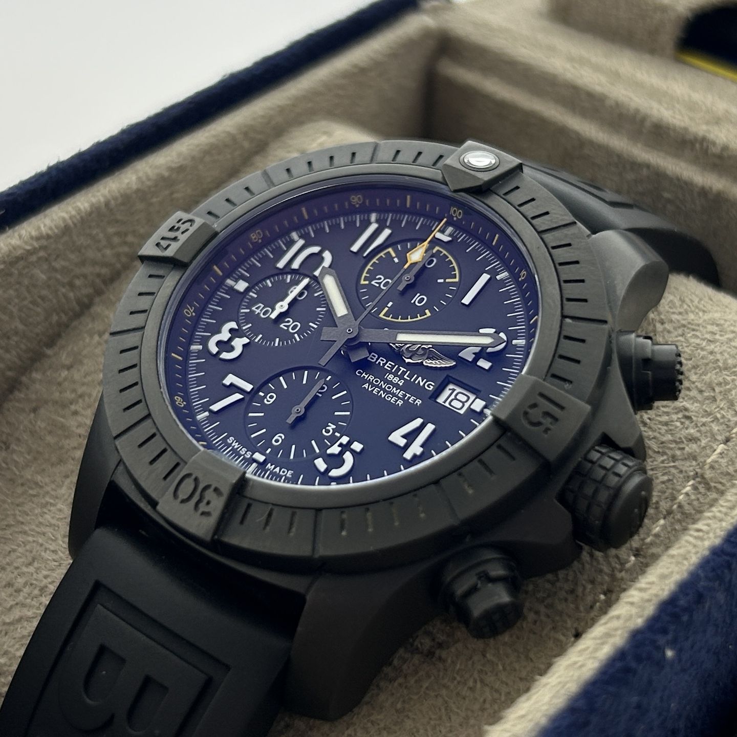 Breitling Avenger V13317 - (6/8)