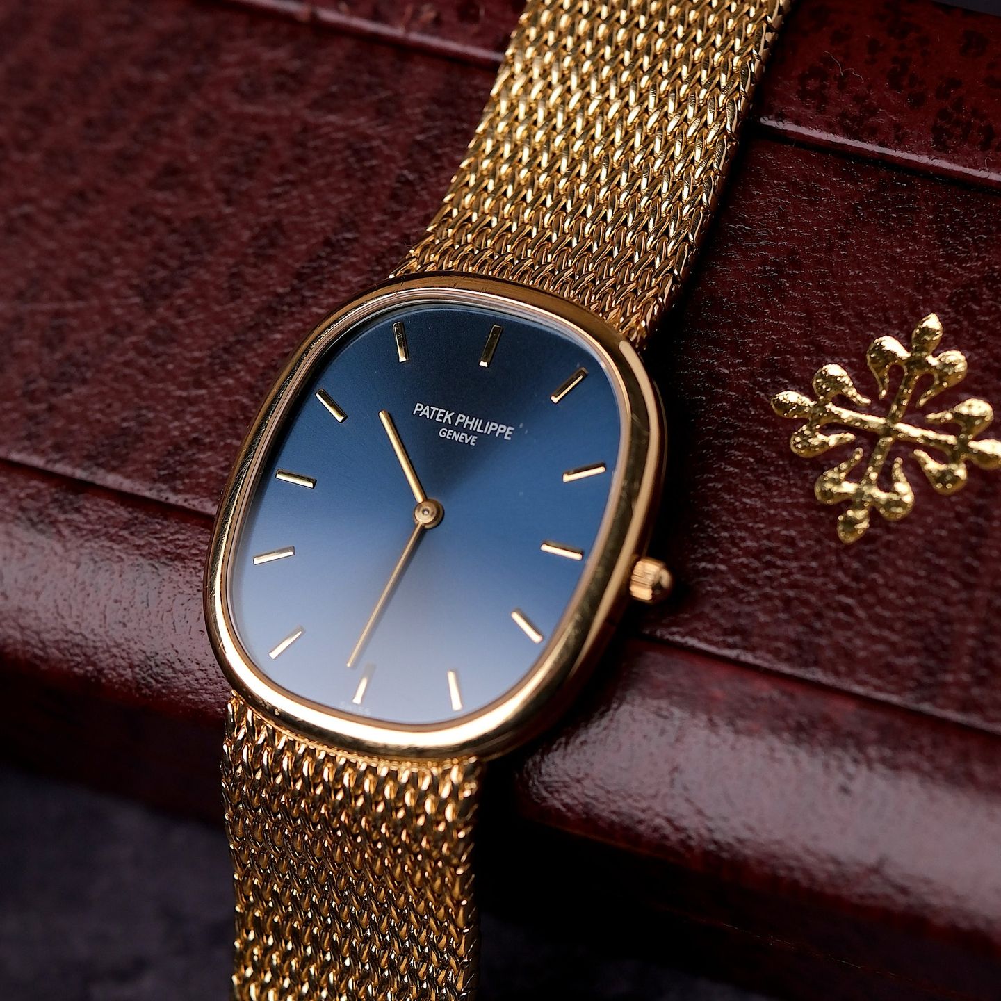 Patek Philippe Golden Ellipse 3738 (Onbekend (willekeurig serienummer)) - Blauw wijzerplaat 31mm Geelgoud (1/8)