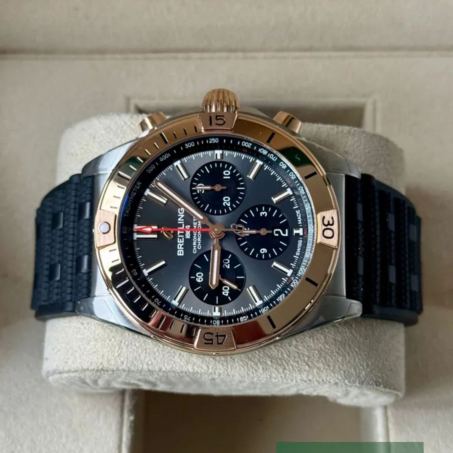 Breitling Chronomat 42 UB0134101B1S1 (2025) - Green dial 43 mm Gold/Steel case (5/7)