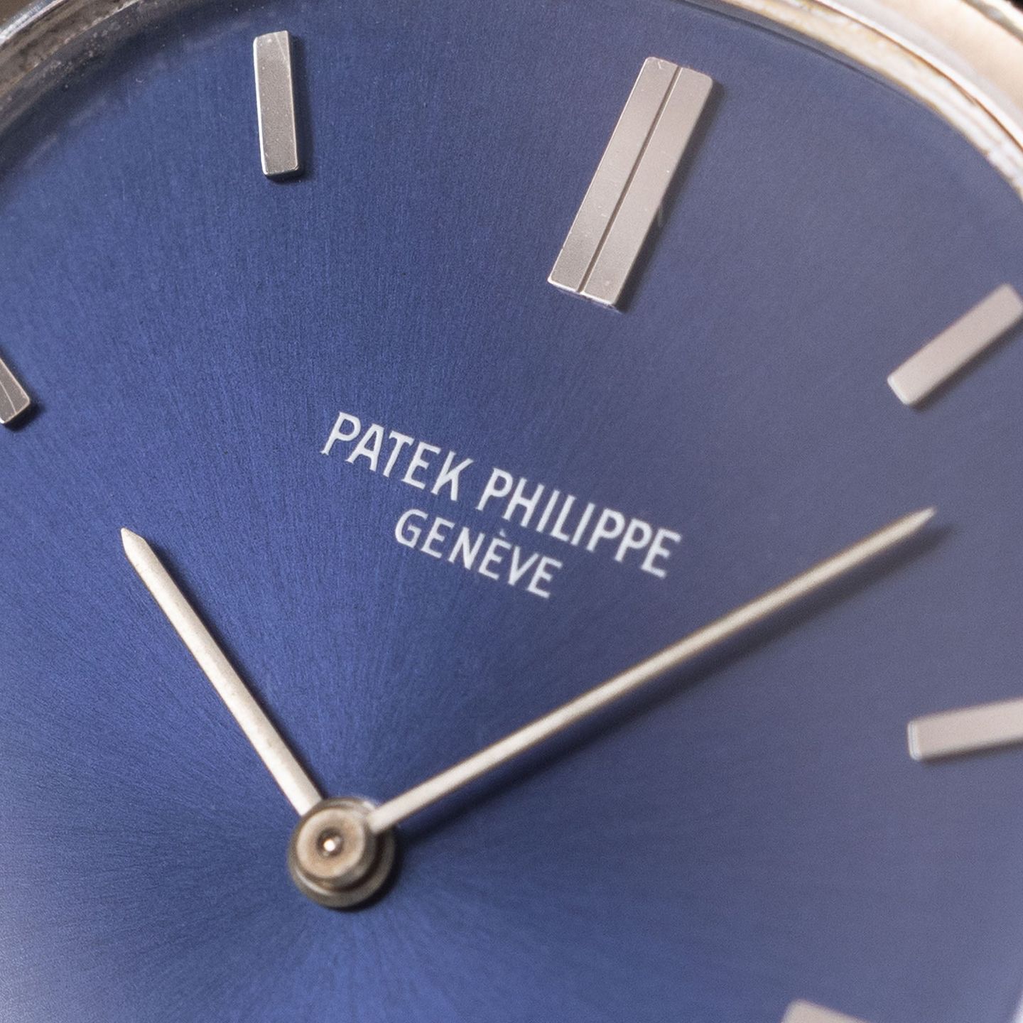 Patek Philippe Golden Ellipse 5738/1R-001 (Unknown (random serial)) - Black dial 35 mm Rose Gold case (2/8)