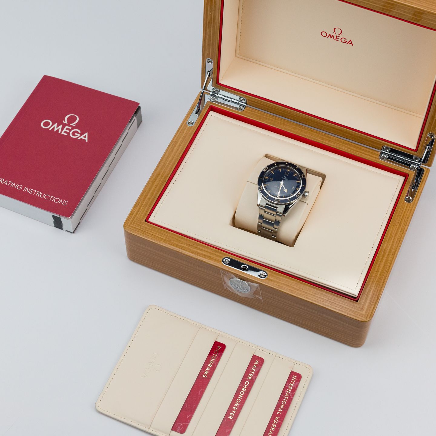 Omega Seamaster 300 234.30.41.21.03.001 (2021) - Blue dial 41 mm Steel case (2/8)