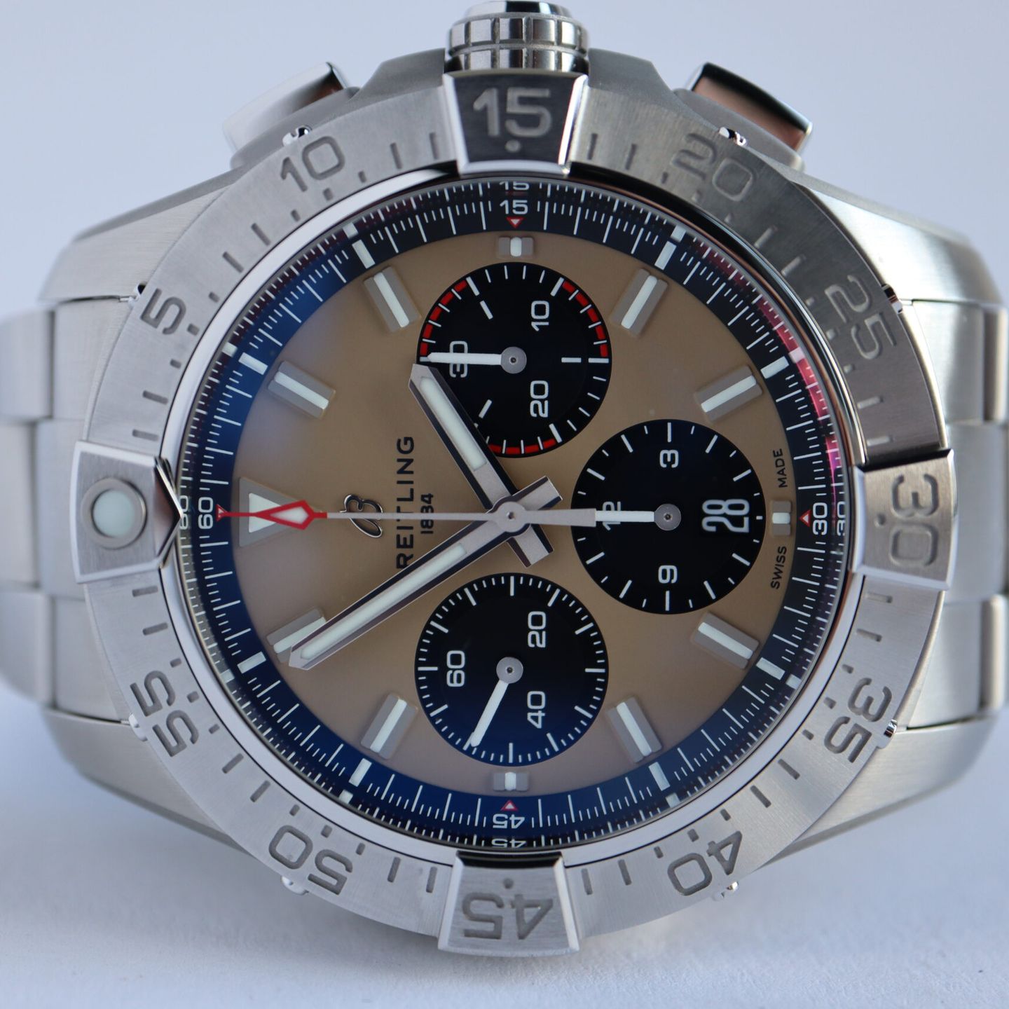 Breitling Avenger AB0147101A1X1 (2024) - Champagne wijzerplaat 44mm Staal (2/8)