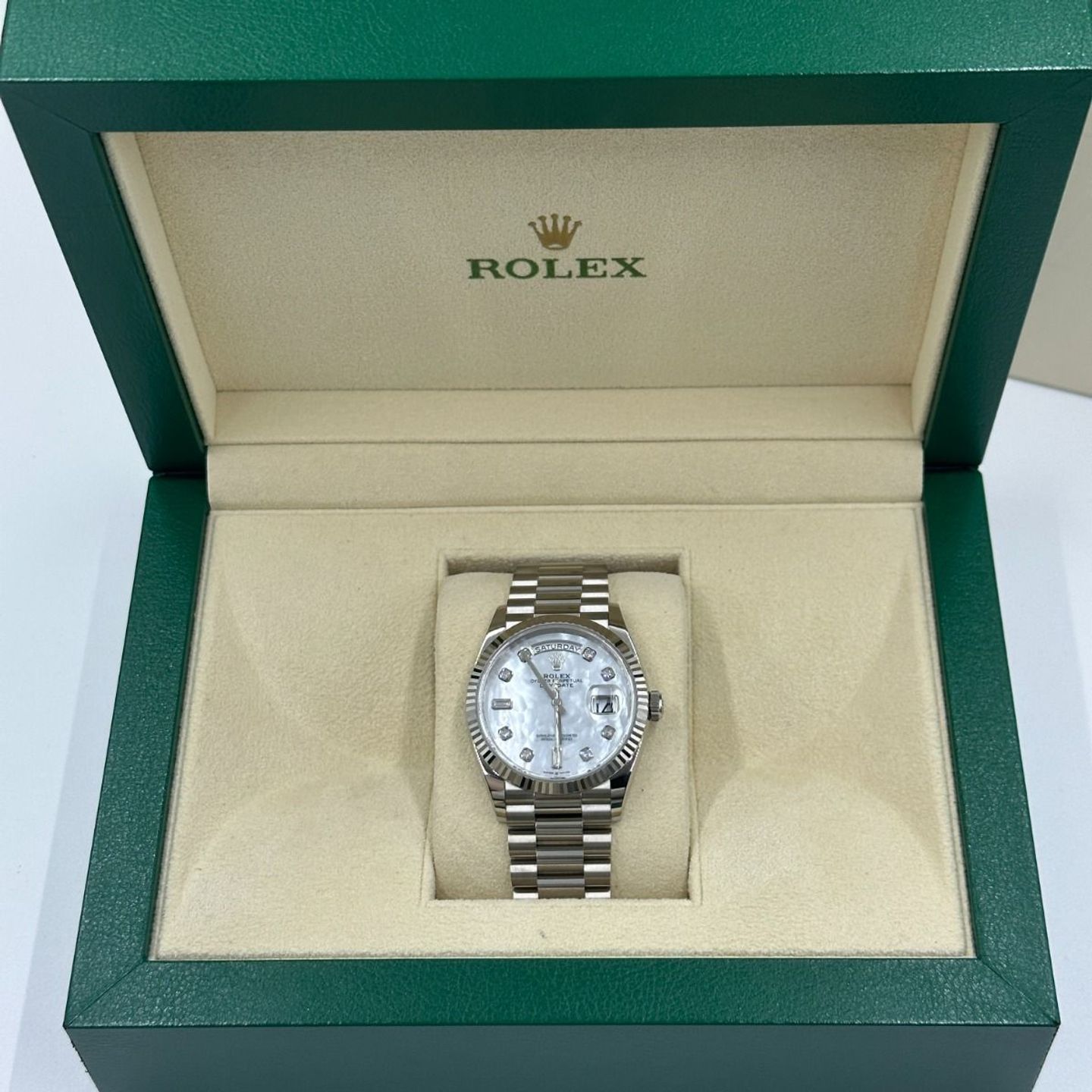 Rolex Day-Date 36 128239 (2024) - Parelmoer wijzerplaat 36mm Witgoud (4/8)