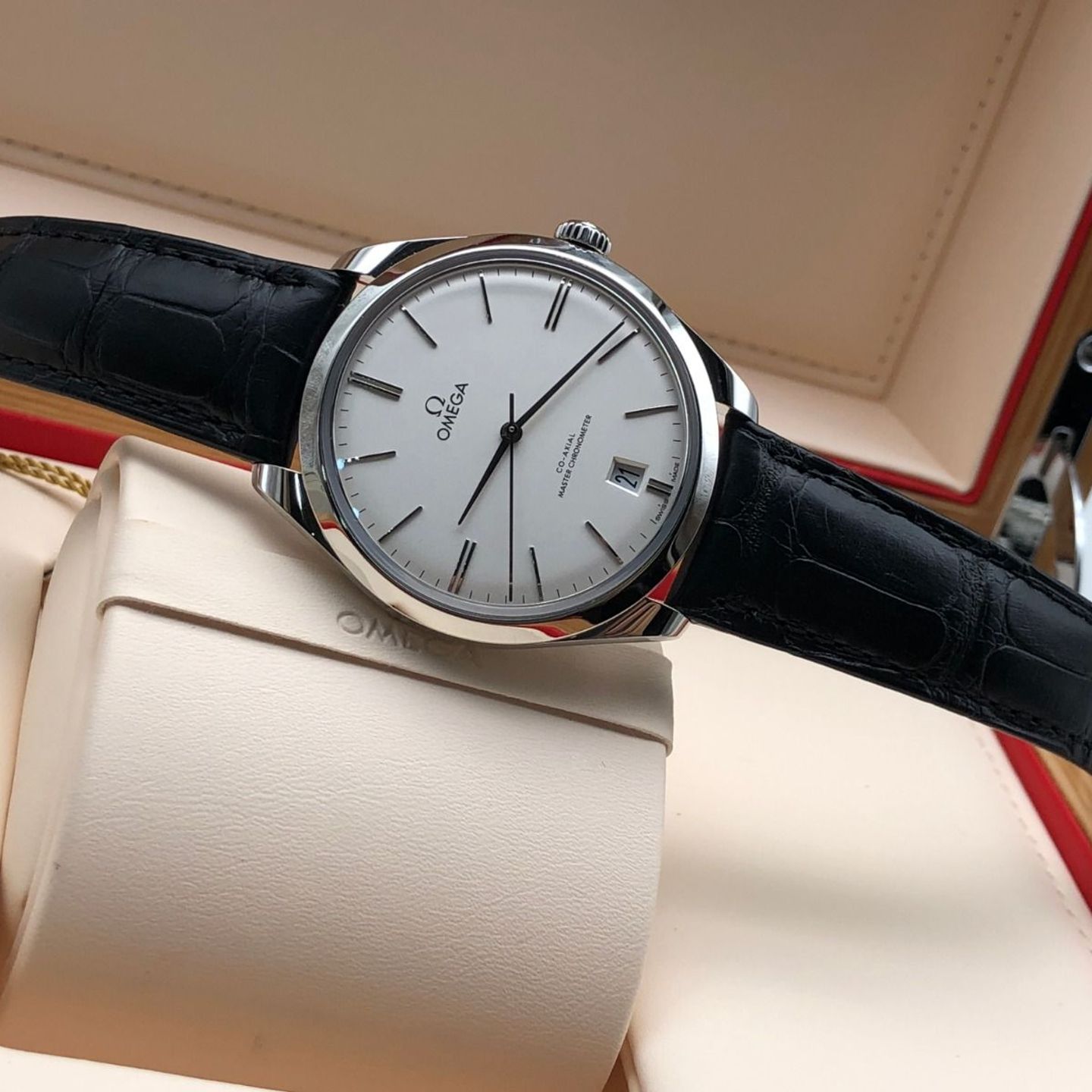 Omega De Ville Trésor 435.13.40.21.02.001 (2024) - Silver dial 40 mm Steel case (3/8)