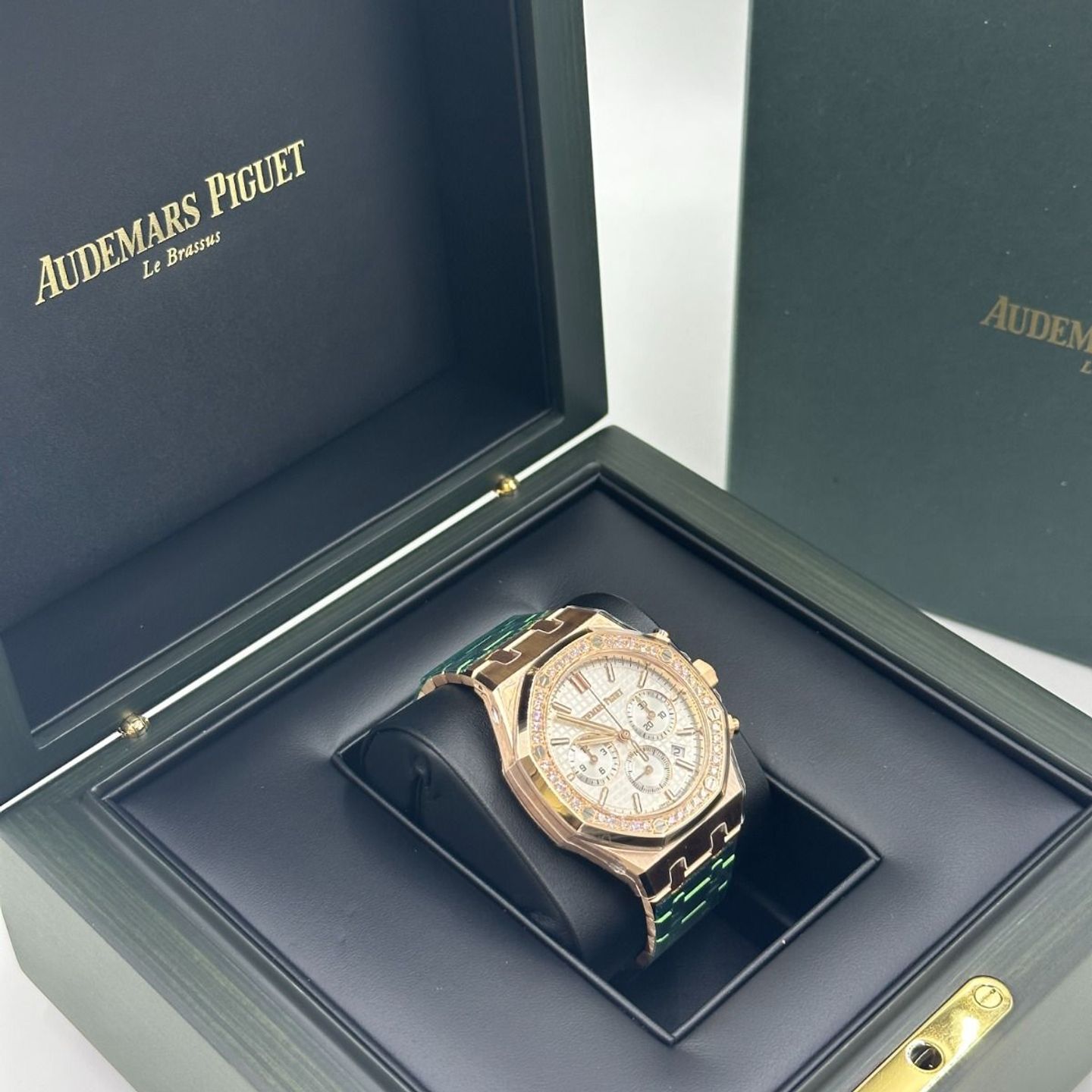 Audemars Piguet Royal Oak Chronograph 26715OR.ZZ.1356OR.01 (2024) - Silver dial 38 mm Rose Gold case (3/8)