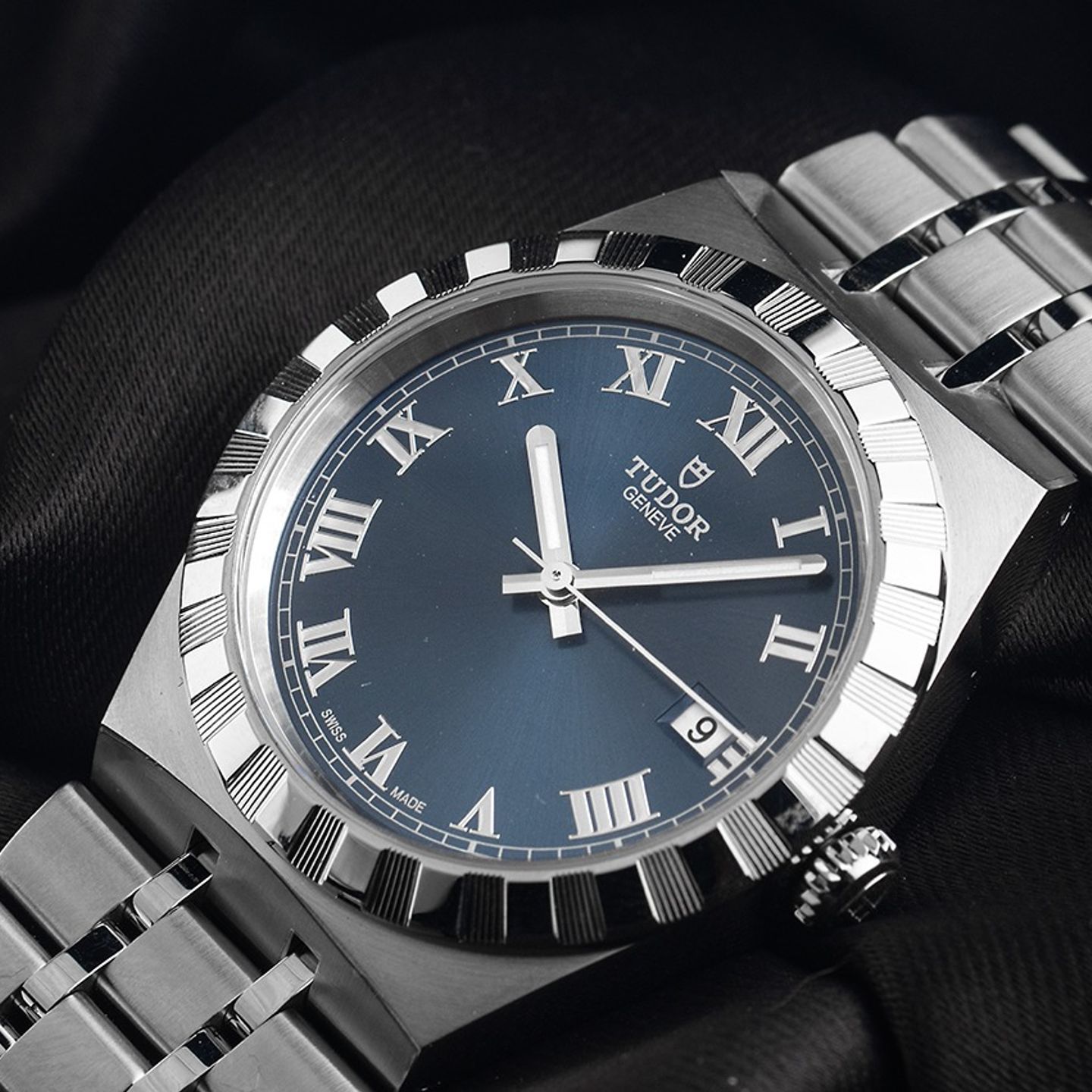 Tudor Royal 28500 (2025) - Blue dial 38 mm Steel case (3/7)