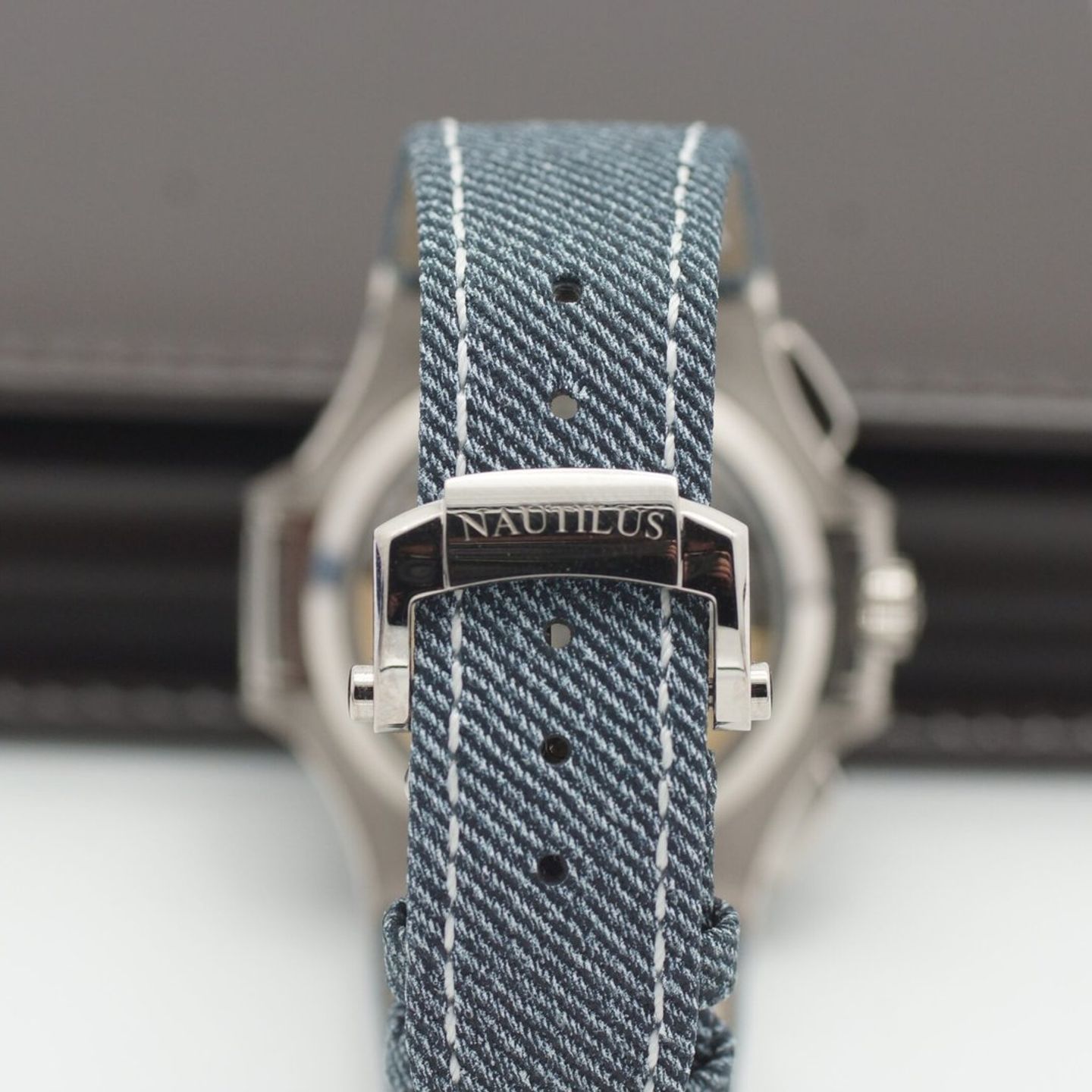 Patek Philippe Nautilus 5980 (2025) - 41mm (6/8)