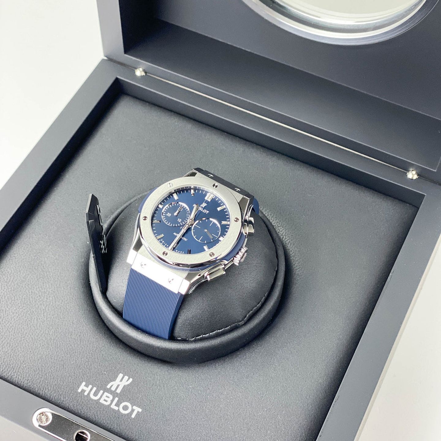 Hublot Classic Fusion Chronograph 541.NX.7170.RX (2023) - Blue dial 42 mm Titanium case (2/5)