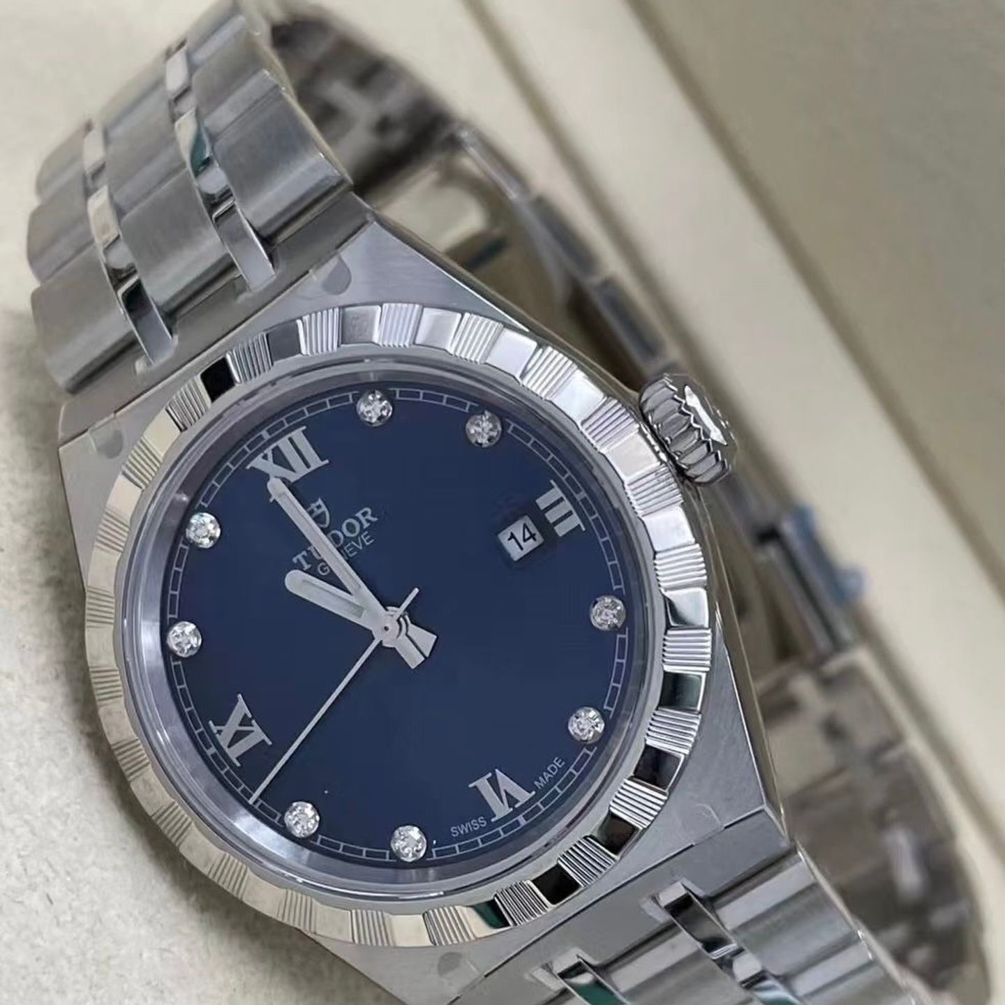 Tudor Royal 28300 (2025) - Blauw wijzerplaat 28mm Staal (4/7)