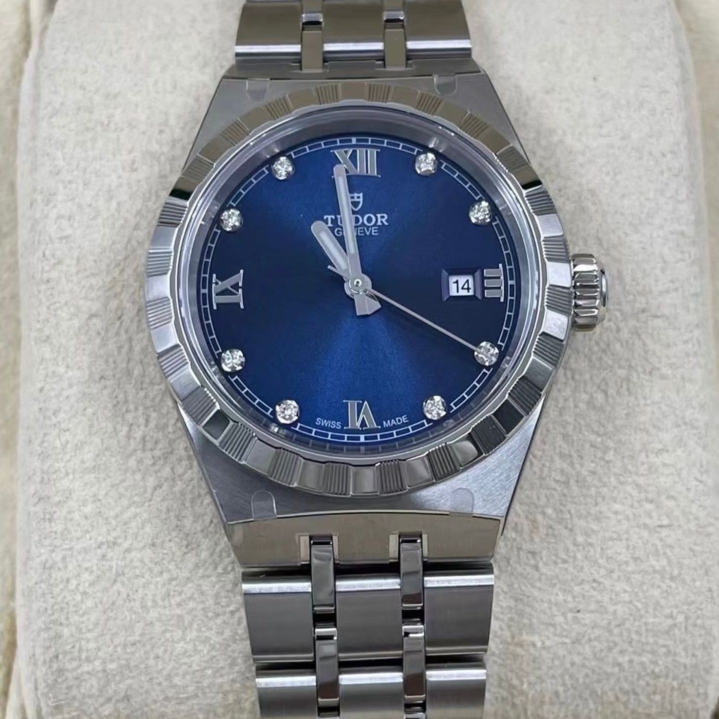 Tudor Royal 28300 (2025) - Blauw wijzerplaat 28mm Staal (1/7)