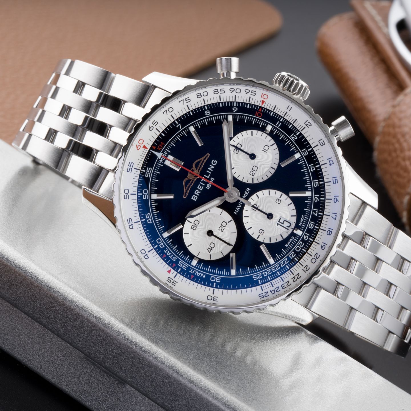 Breitling Navitimer 1 B01 Chronograph AB0138211B1A1 (Unknown (random serial)) - Black dial 43 mm Steel case (2/8)