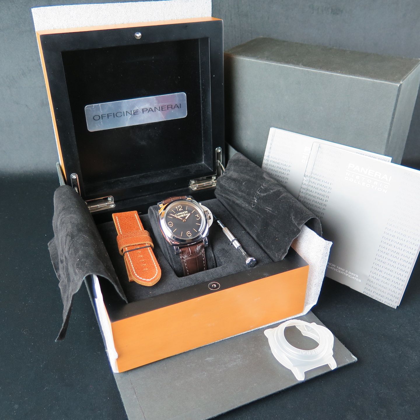 Panerai Luminor 1950 PAM00372 (2011) - Black dial 47 mm Steel case (8/8)