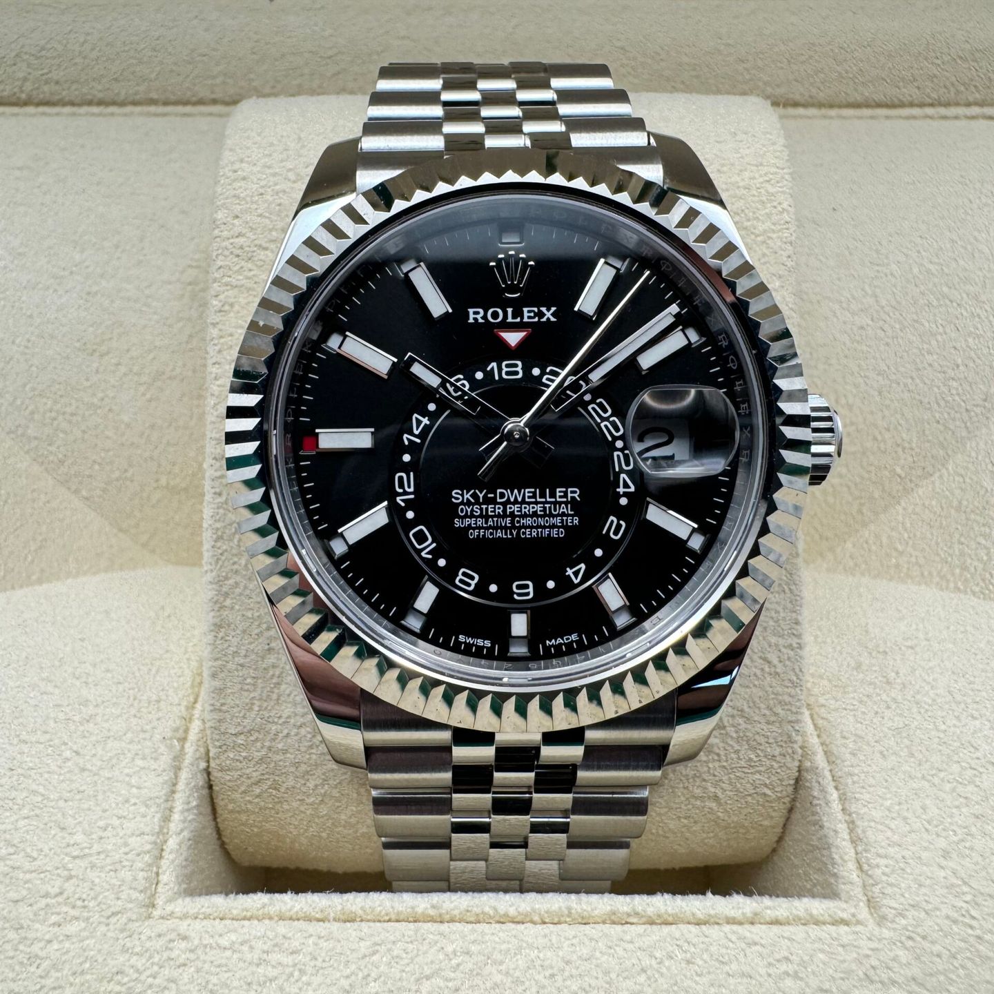 Rolex Sky-Dweller 326934 (2022) - Black dial 42 mm Steel case (2/8)