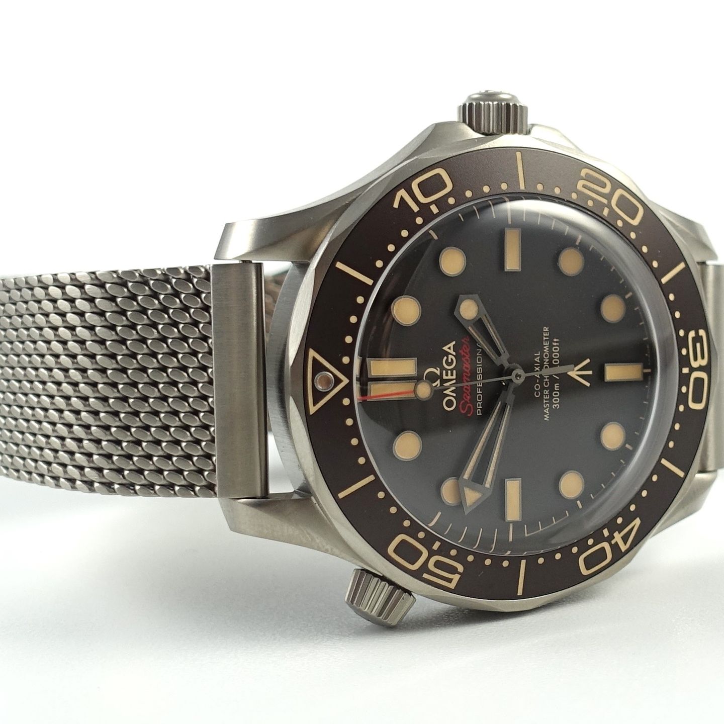 Omega Seamaster Diver 300 M 210.90.42.20.01.001 (2024) - Bruin wijzerplaat 42mm Titanium (4/8)