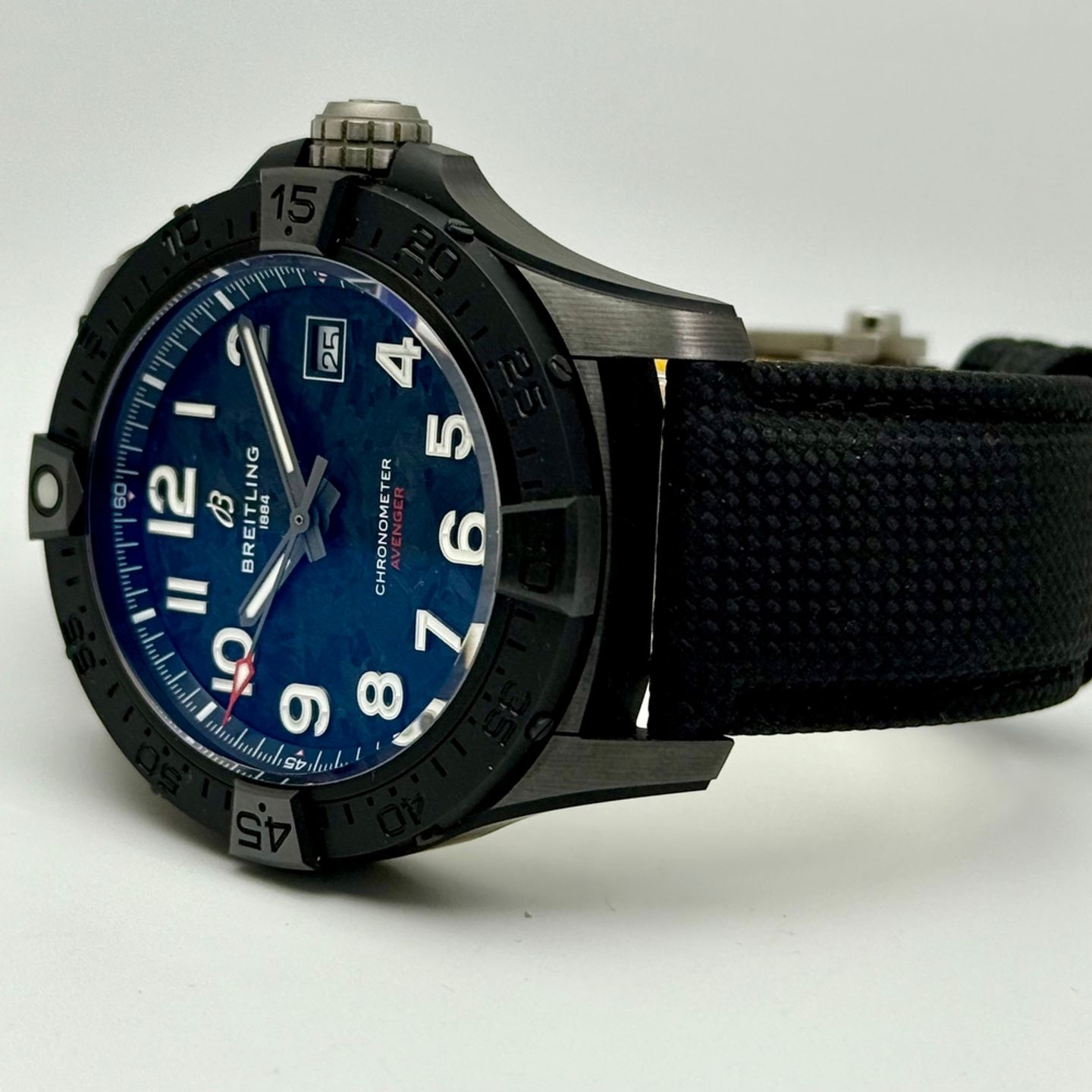 Breitling Avenger S17328101B1X1 (2024) - Black dial 42 mm Titanium case (10/16)