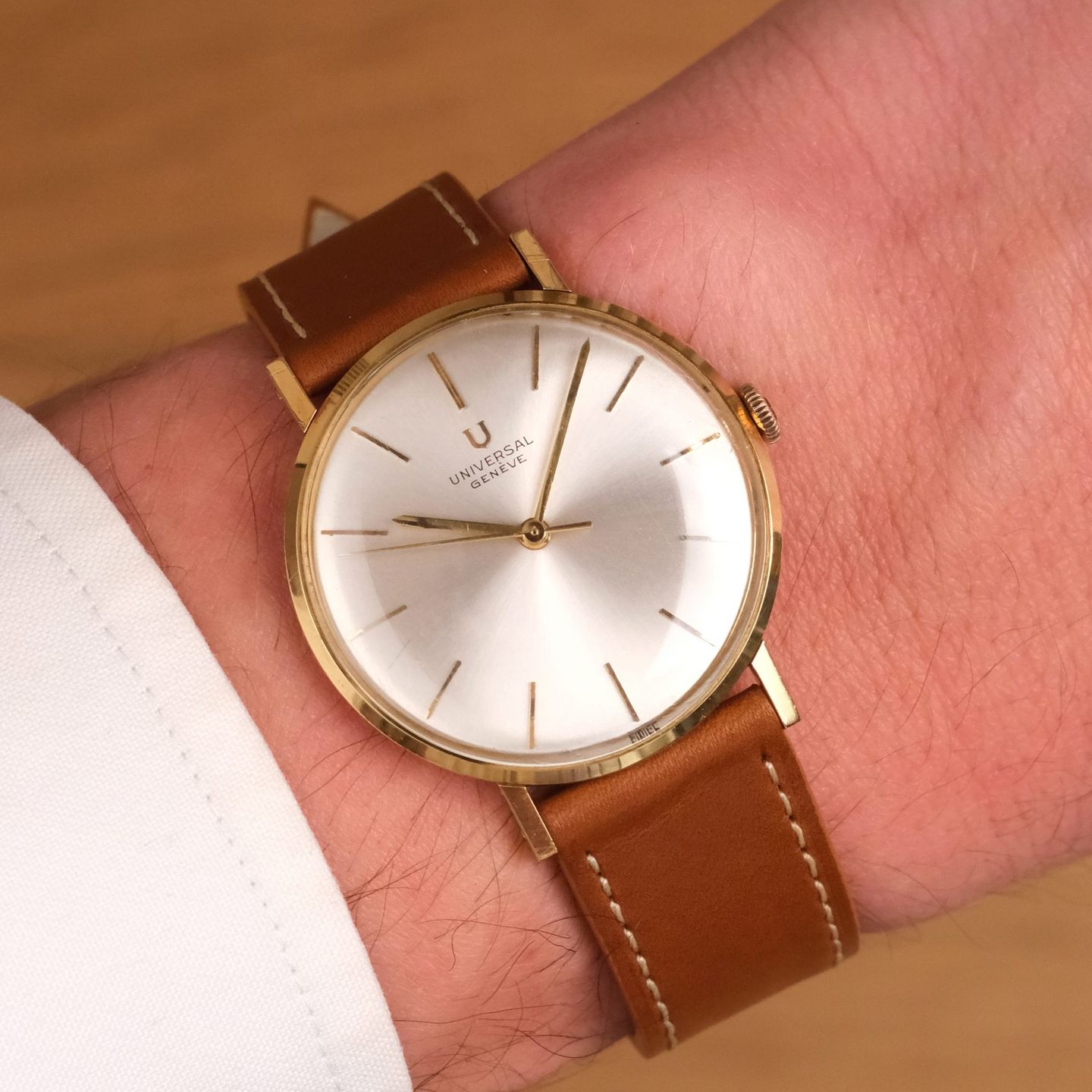 Universal Genève Vintage Unknown (1962) - Silver dial 33 mm Yellow Gold case (2/8)
