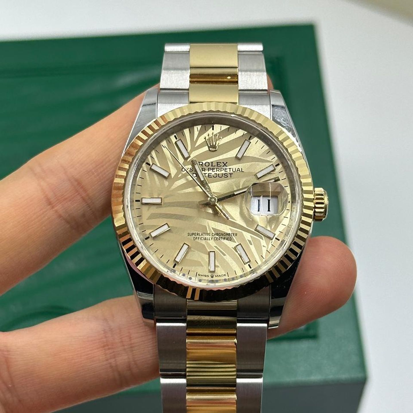 Rolex Datejust 126233 (2024) - Gold dial 36 mm Gold/Steel case (10/10)