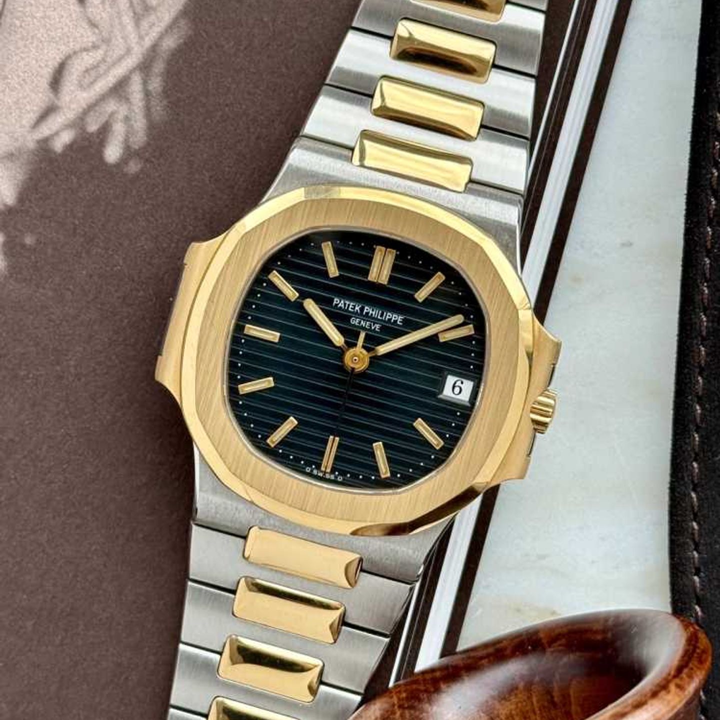 Patek Philippe Nautilus 3800 (Onbekend (willekeurig serienummer)) - Blauw wijzerplaat 37mm Goud/Staal (1/8)