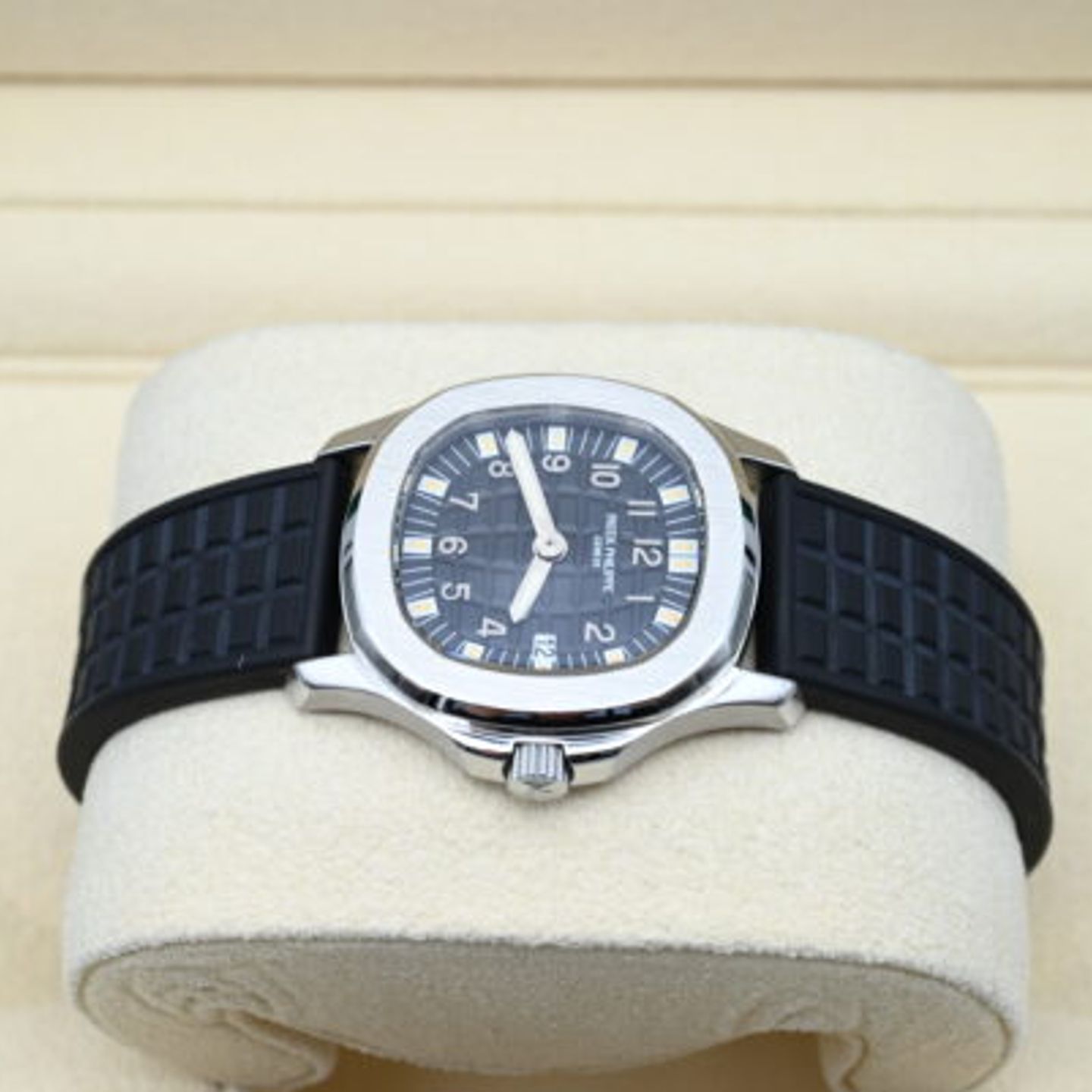 Patek Philippe Aquanaut 4960 (Unknown (random serial)) - Black dial 30 mm Steel case (3/5)