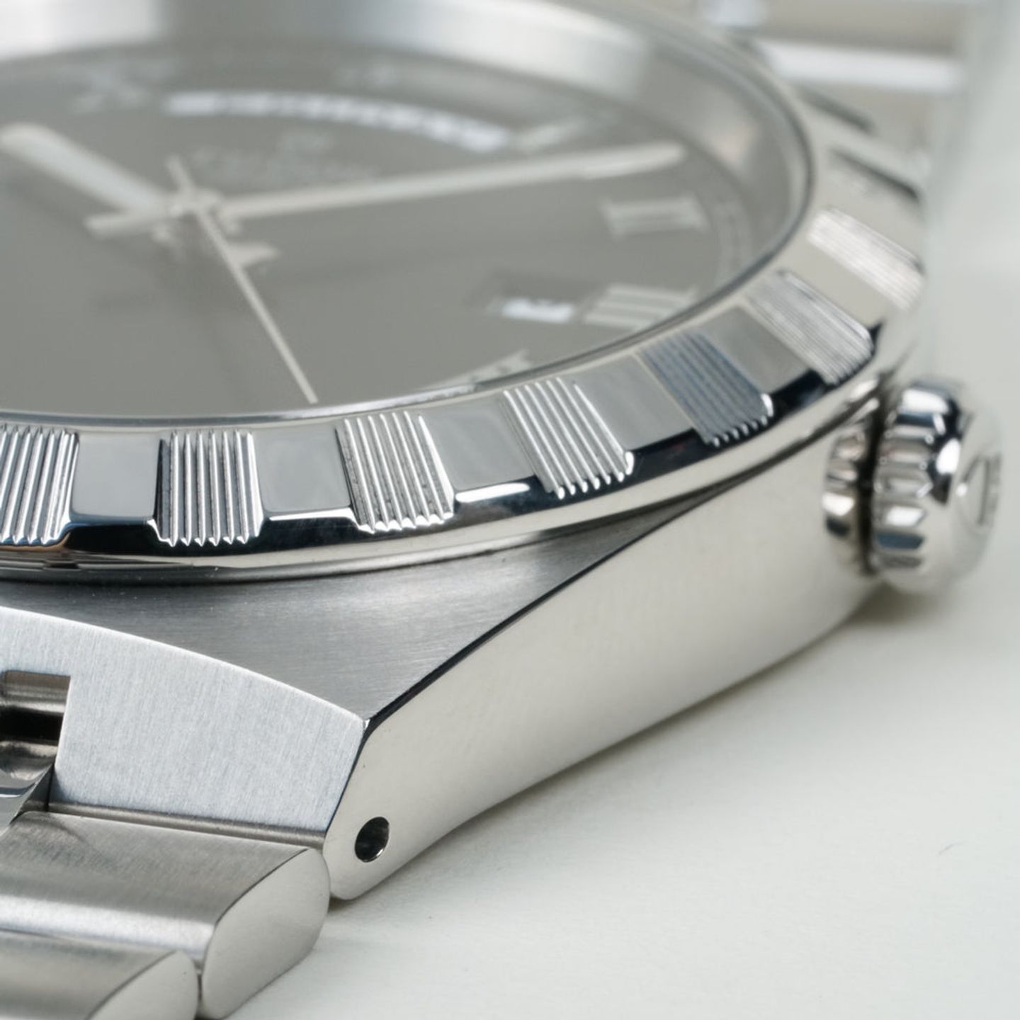 Tudor Royal 28600 (2022) - Black dial 41 mm Steel case (6/8)