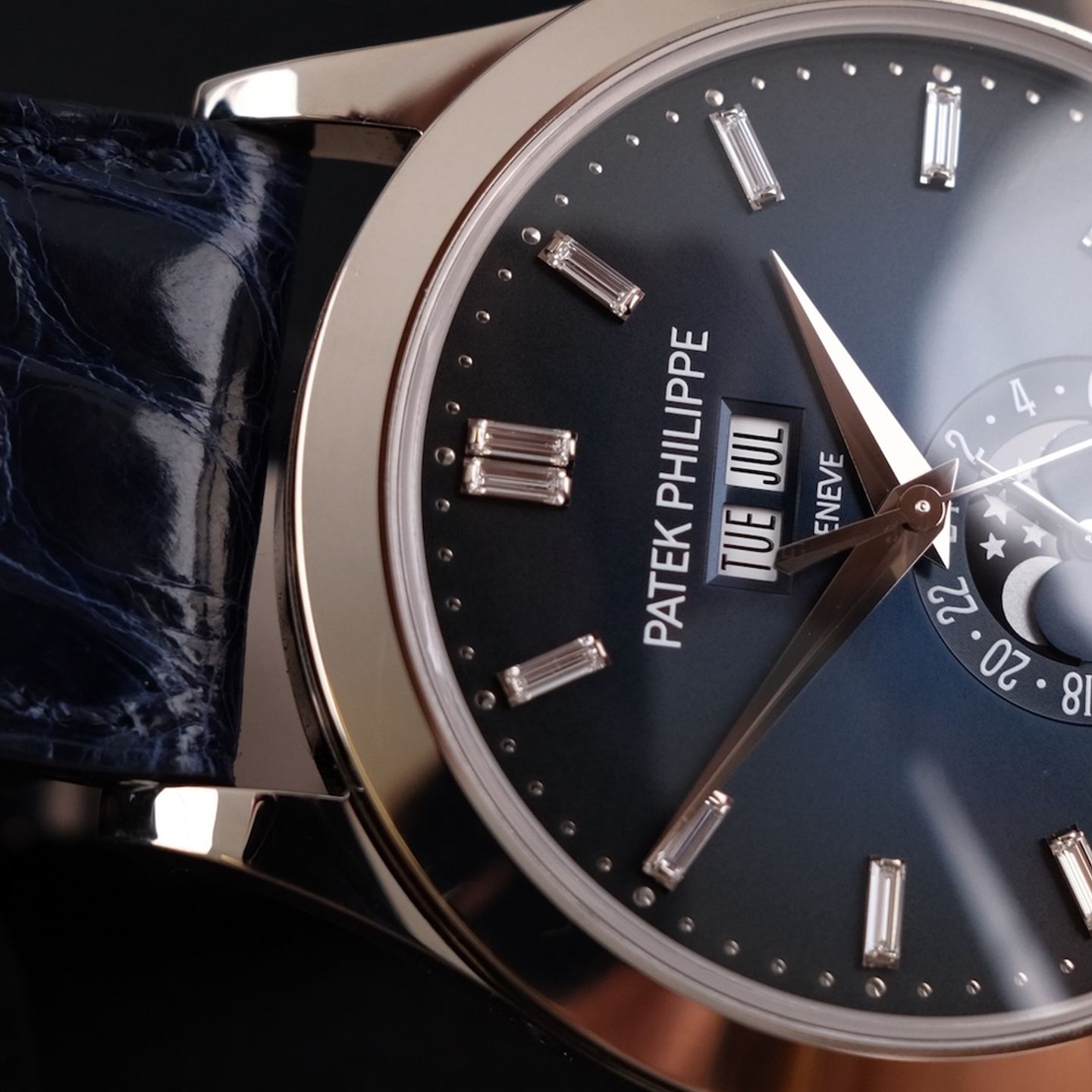 Patek Philippe Annual Calendar 5396G-017 (2024) - Blue dial 39 mm White Gold case (2/8)