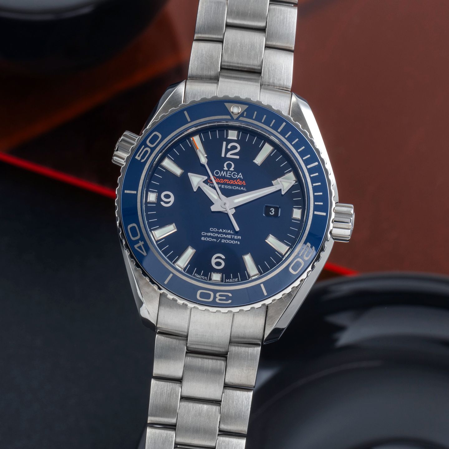 Omega Seamaster Planet Ocean 232.90.38.20.03.001 (2019) - Blue dial 38 mm Titanium case (3/8)