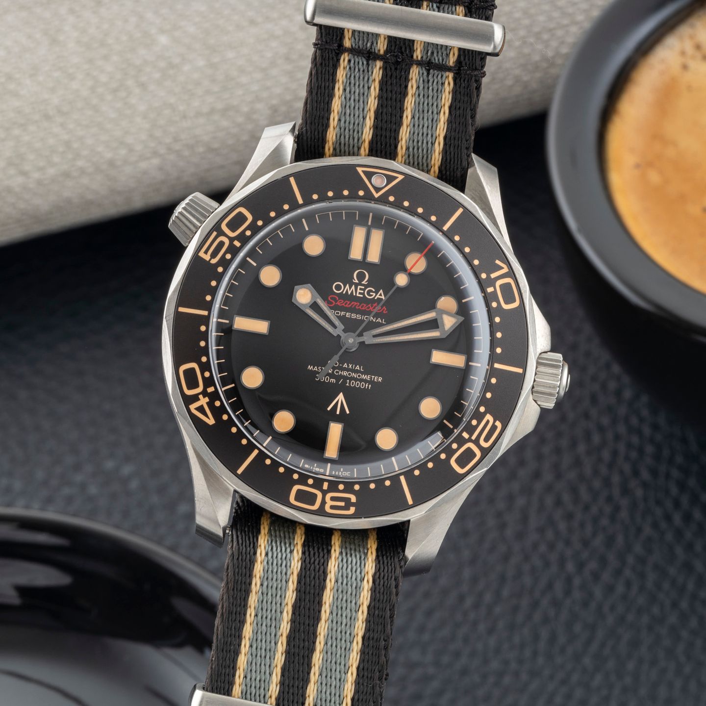 Omega Seamaster Diver 300 M 210.92.42.20.01.001 (Unknown (random serial)) - Brown dial 42 mm Titanium case (3/8)