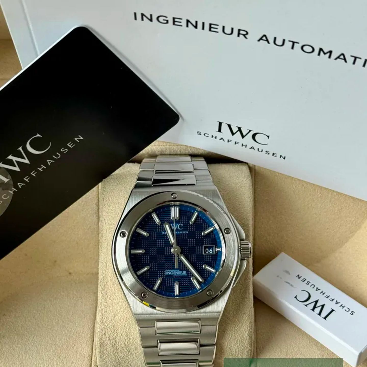 IWC Ingenieur Automatic IW328907 (2025) - Blue dial 40 mm Steel case (7/7)