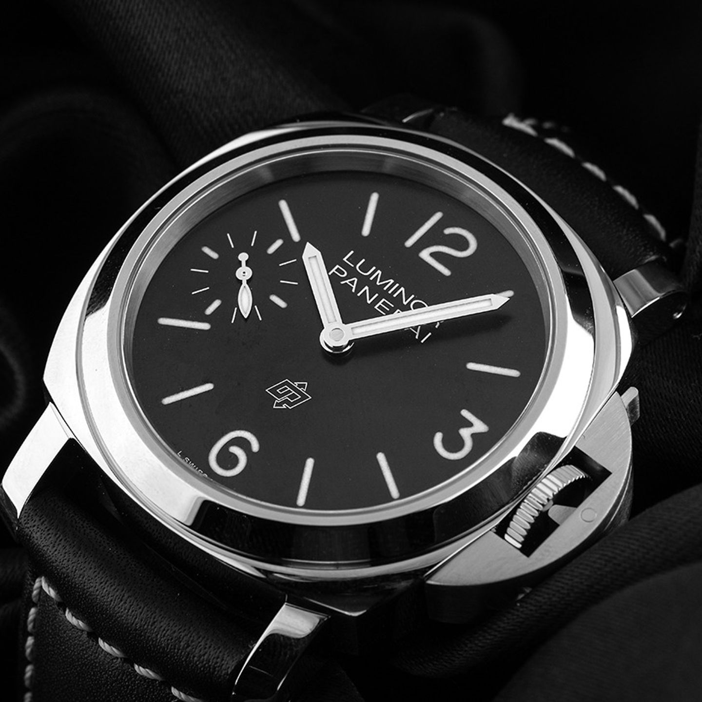 Panerai Luminor PAM01084 (2026) - Black dial 44 mm Steel case (3/7)