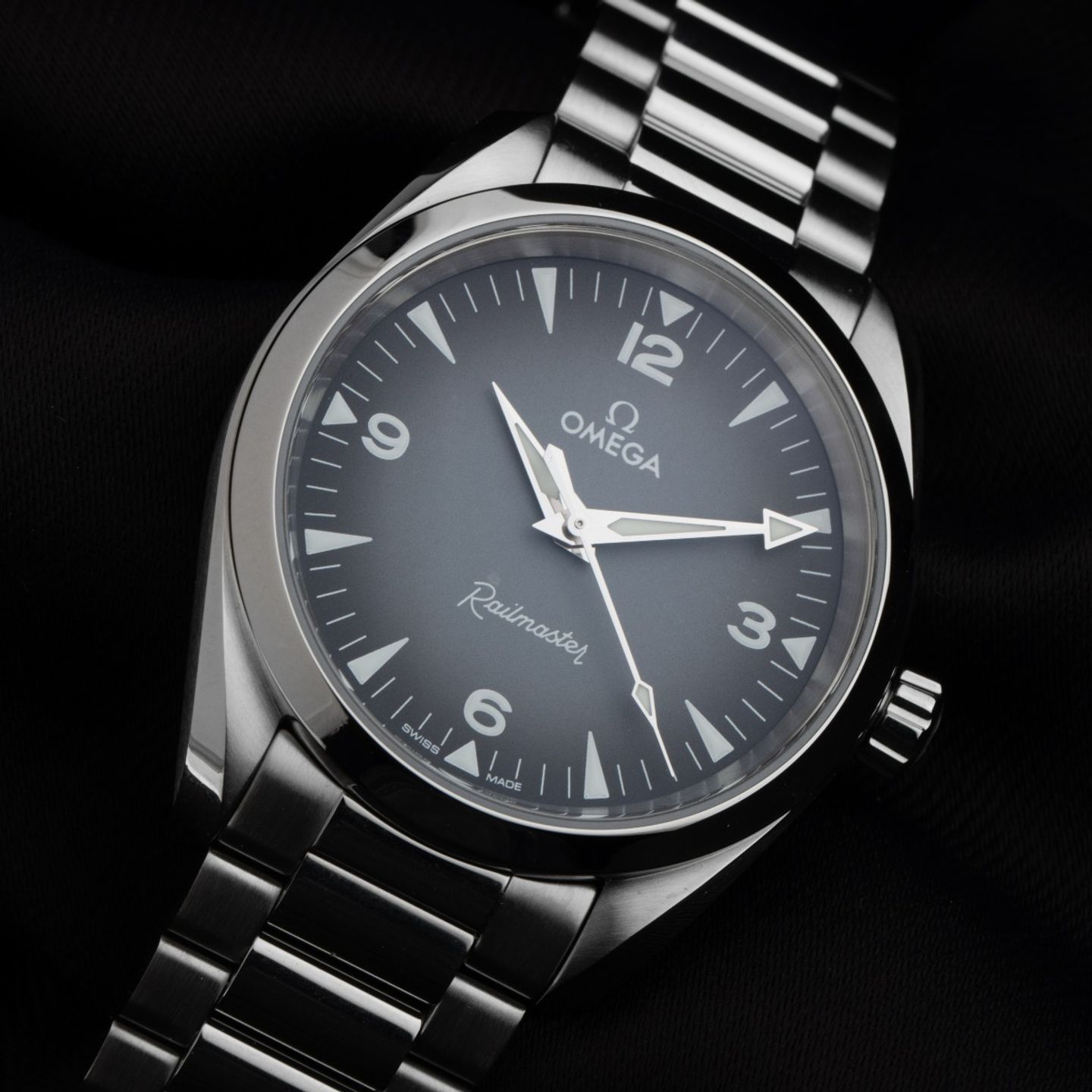 Omega Seamaster Railmaster 235.10.38.20.06.001 (2025) - Grey dial 38 mm Steel case (3/7)