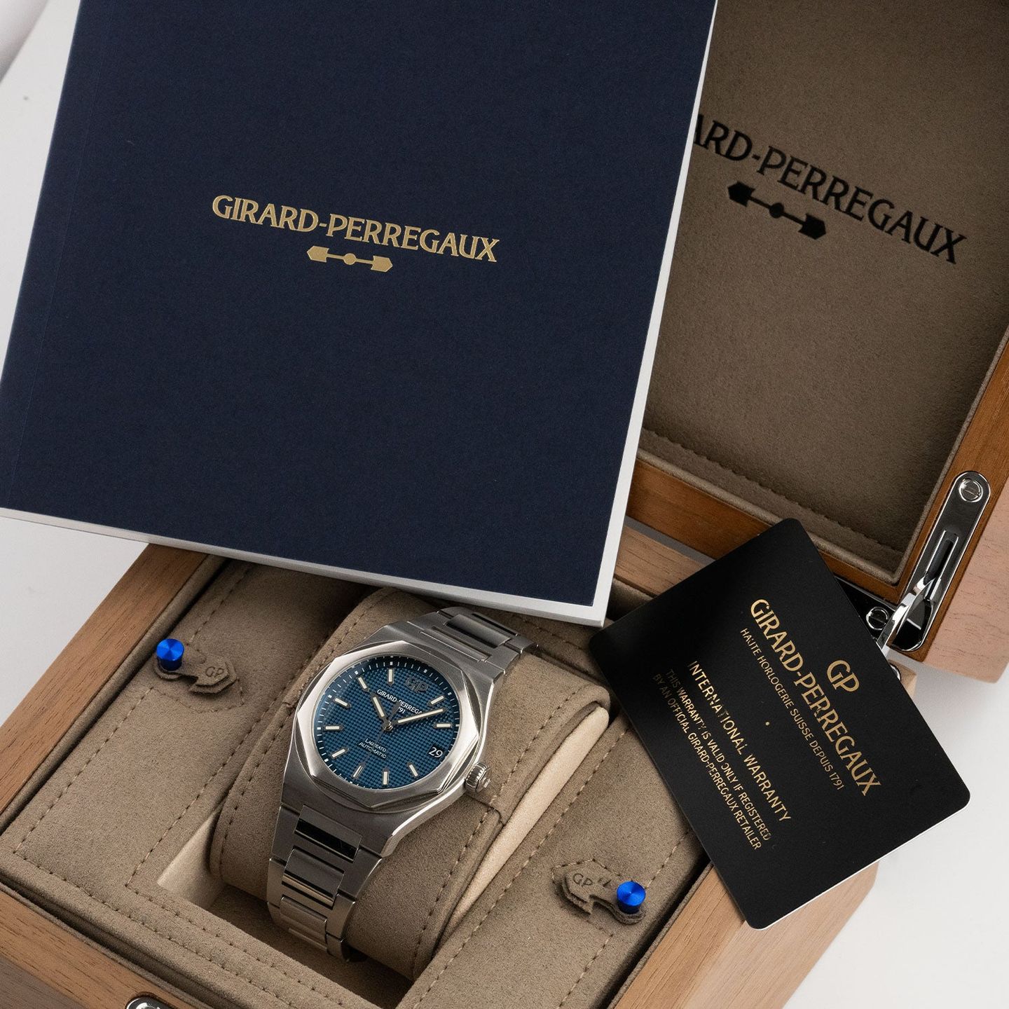 Girard-Perregaux Laureato 81010-11-431-11A (2021) - Blauw wijzerplaat 43mm Staal (6/6)